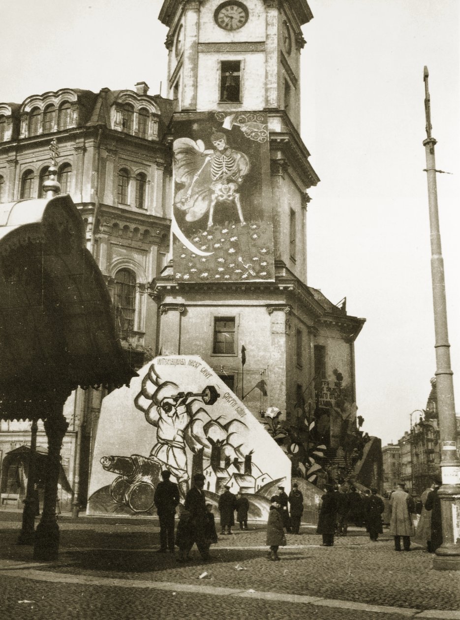 Bolsjevikkerne dækker officielle bygninger med deres kunst, Skt. Petersborg (sepia foto) af Russian Photographer