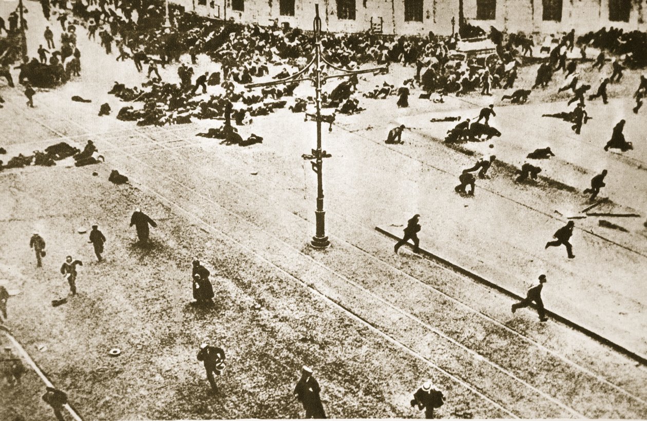 Masserne tager deres egen skæbne i egen hånd med magt, 1917 (sepia-foto) af Russian Photographer