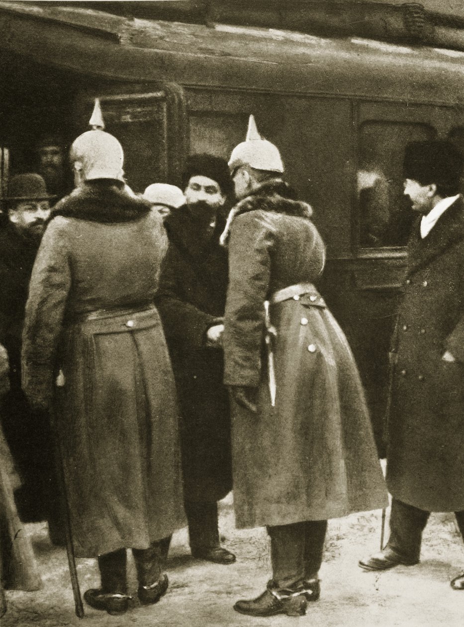 Trotskij og russiske delegerede budt velkommen af tyske officerer i Brest-Litovsk, december 1917 (sepiafoto) af Russian Photographer
