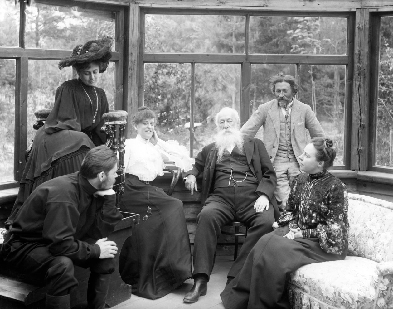 Vladimir Stasov hviler efter et møde med Ilya Repin, med Natalya Nordman-Severova, Maxim Gorky og Maria Andreyeva, i Repins dacha, august 1904 af Russian Photographer