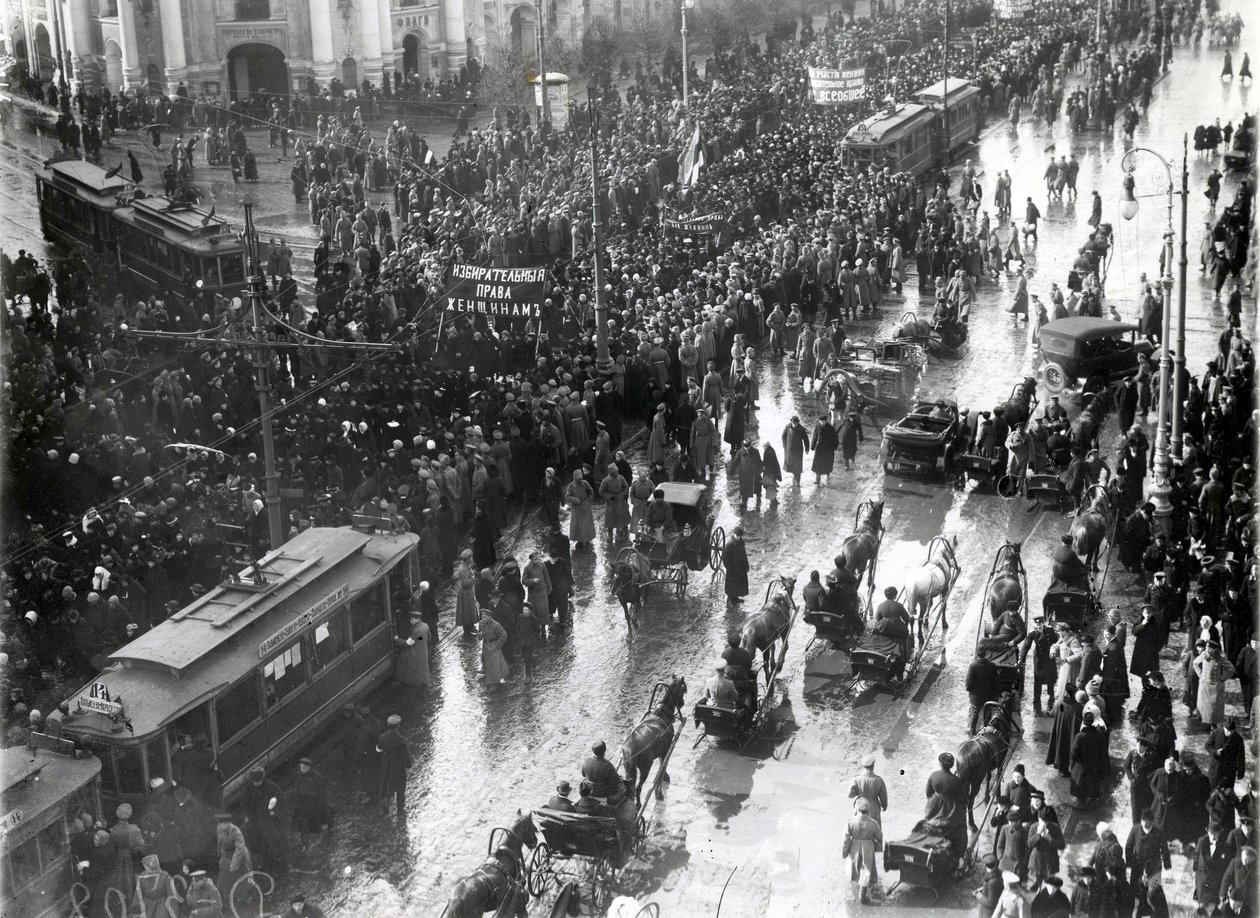 Kvinder i en demonstration på Nevsky Prospekt, St. Petersborg, 1917 af Russian Photographer