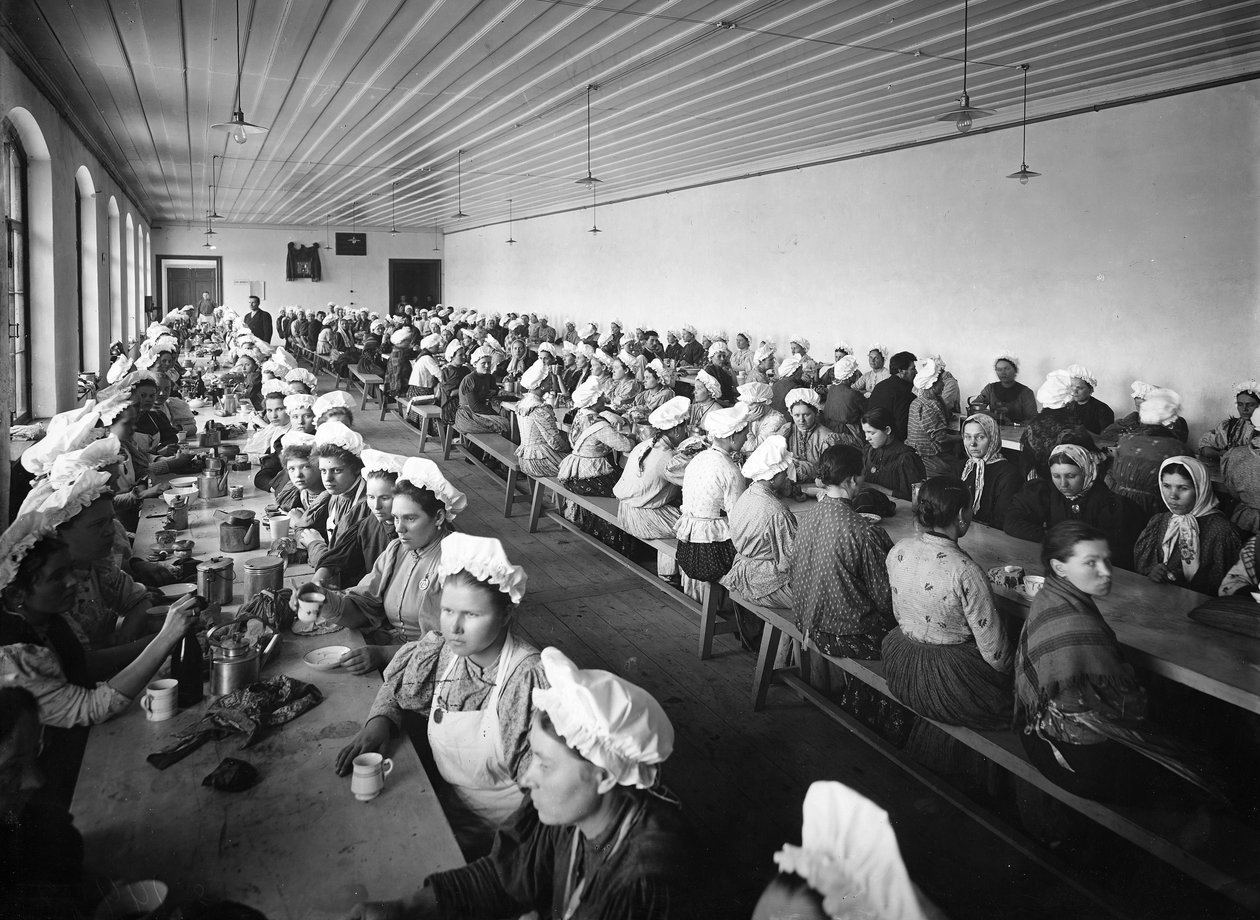 Kvindelige arbejdere på et fabrikslager holder en middagspause under opsyn af nogle få mandlige tilsynsmænd af Russian Photographer