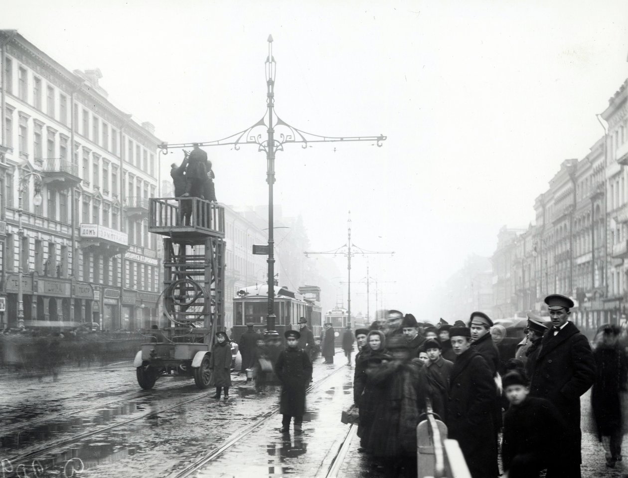 Arbejdere, der udfører reparationer af sporvognslinjer, St. Petersborg, ca. 1914 af Russian Photographer