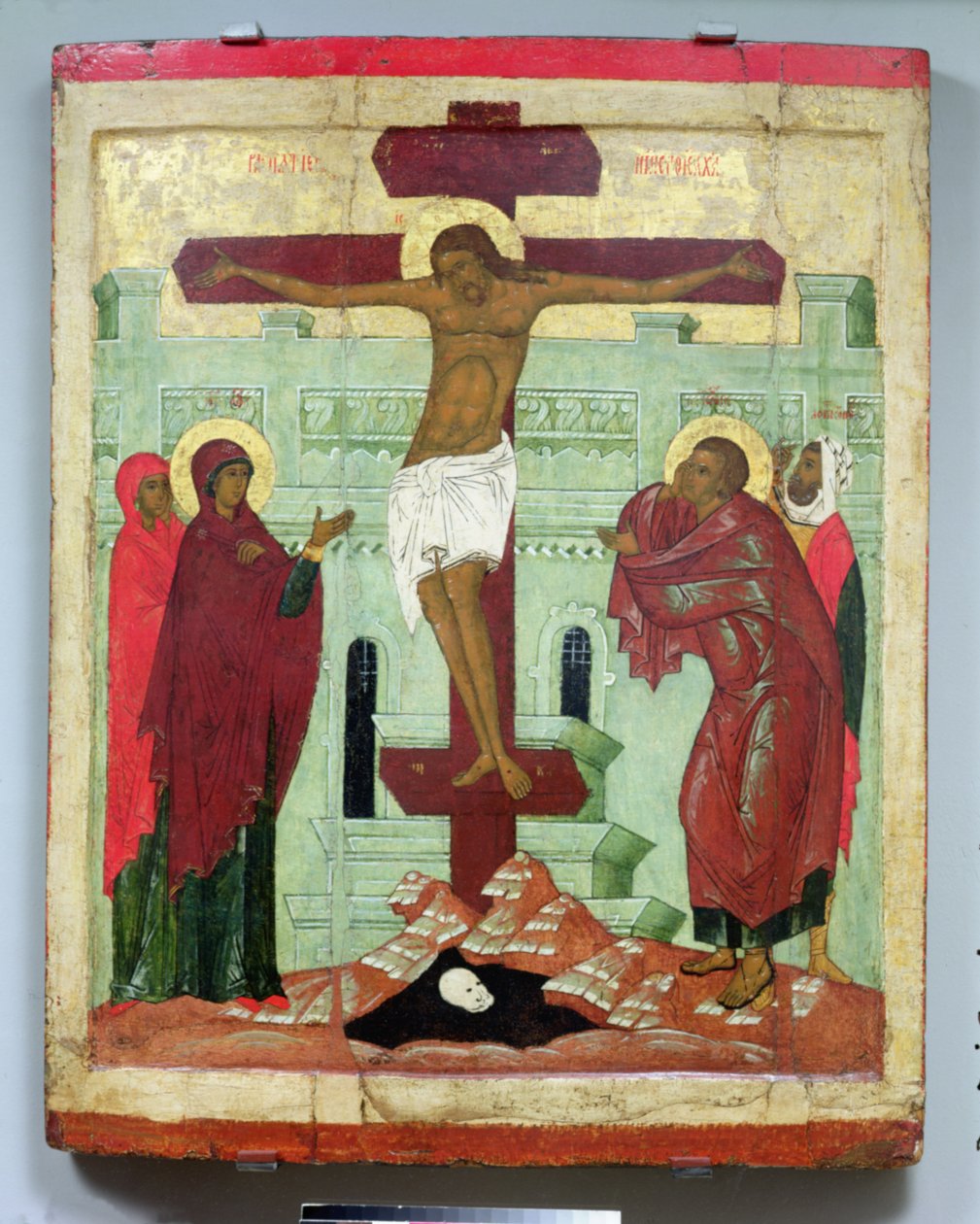 Ikon, der forestiller korsfæstelsen med Jomfruen, Maria Magdalena, Sankt Johannes og centurionen Longinus, Novgorod-skolen (tempera på panel) af Russian School