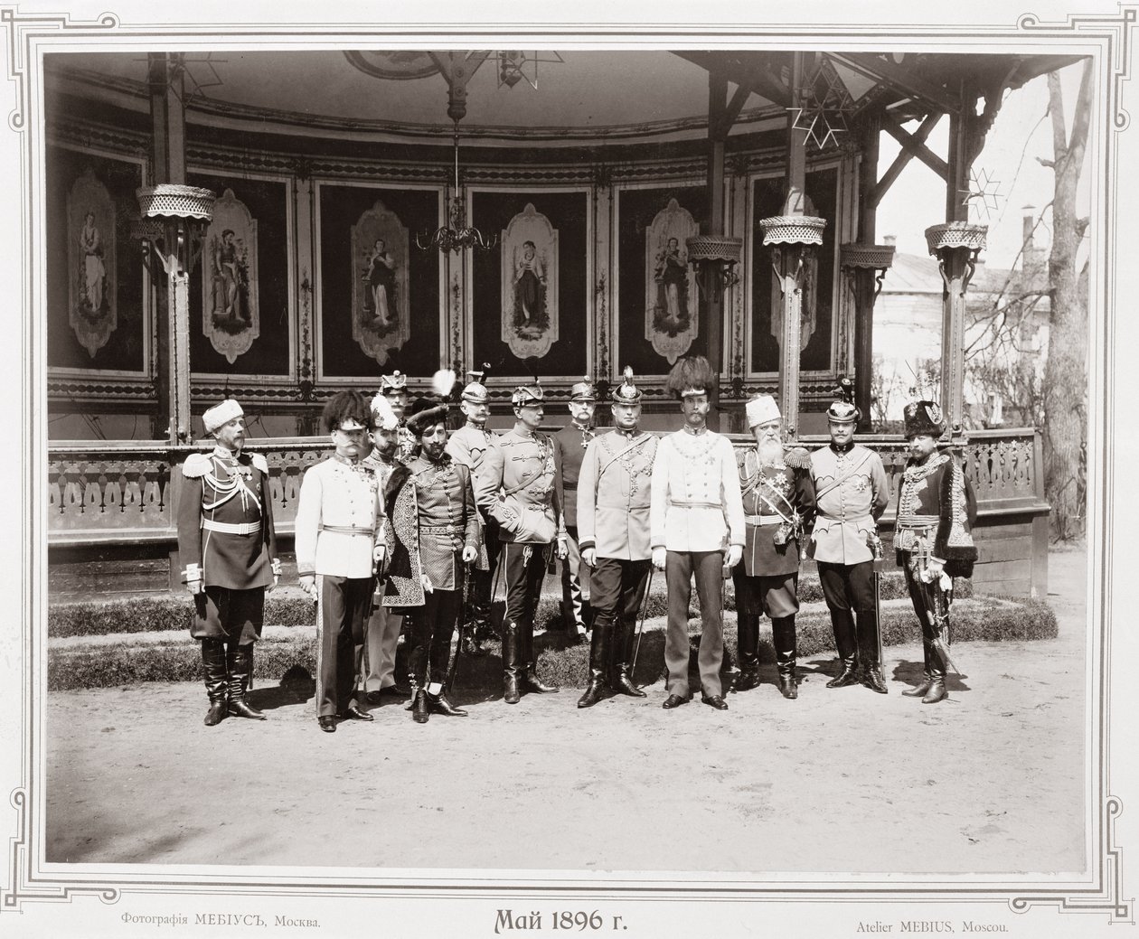 Zar Nicholas II (1868-1918) stående i pavillonens havepavillon med en gruppe af sine mandlige tilhængere, ca. 1896 af Russian School