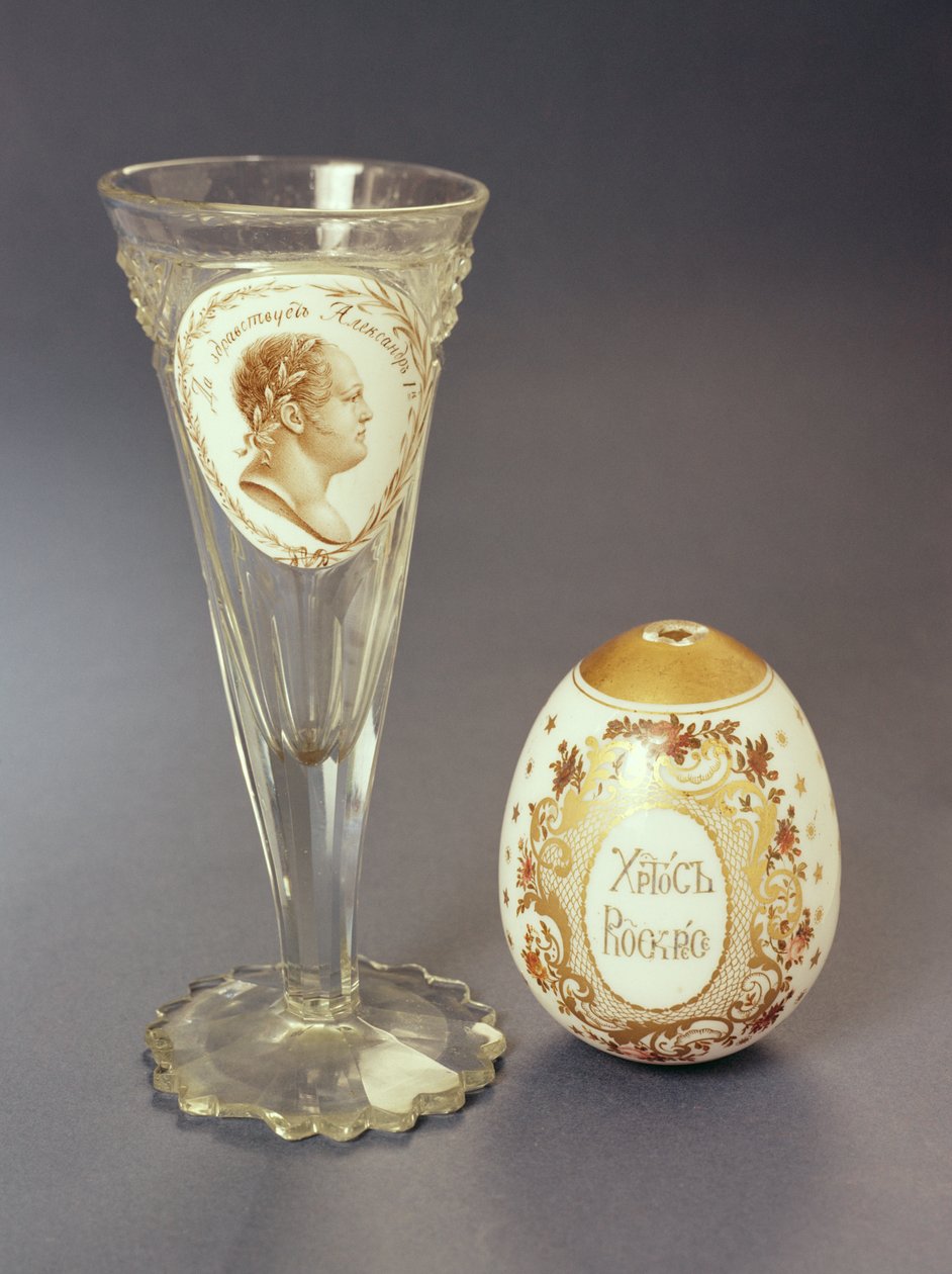 Vinglas med uigennemsigtig plakat med portræt af Alexander I (1777-1825) ca. 1820 og påskeæg påskrevet Kristus er opstanden, ca. 1840 (ugennemsigtigt hvidt glas) af Russian School