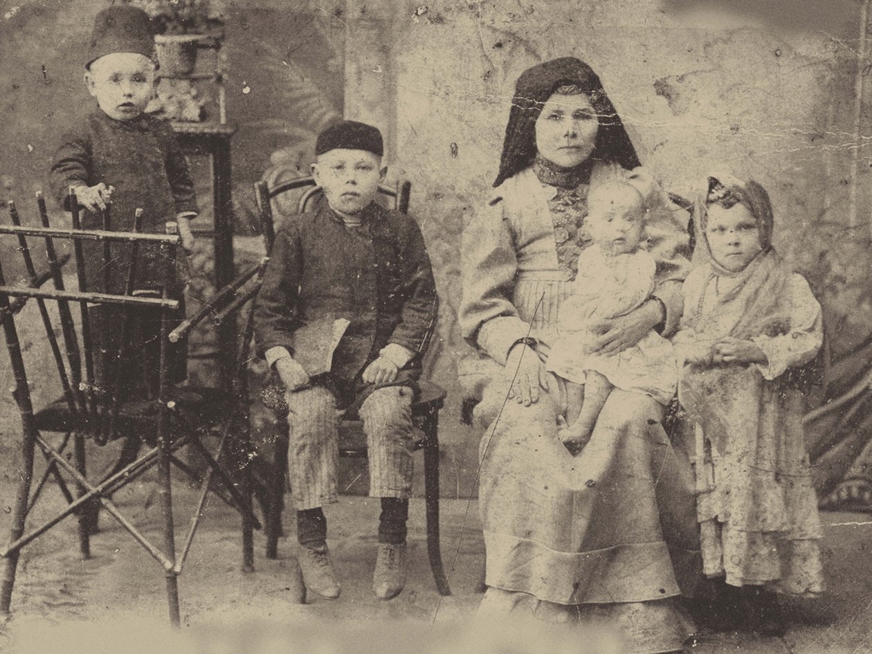 Kazan Tatar Family, ca. 1900 (s/h-billede) af Russian Photographer