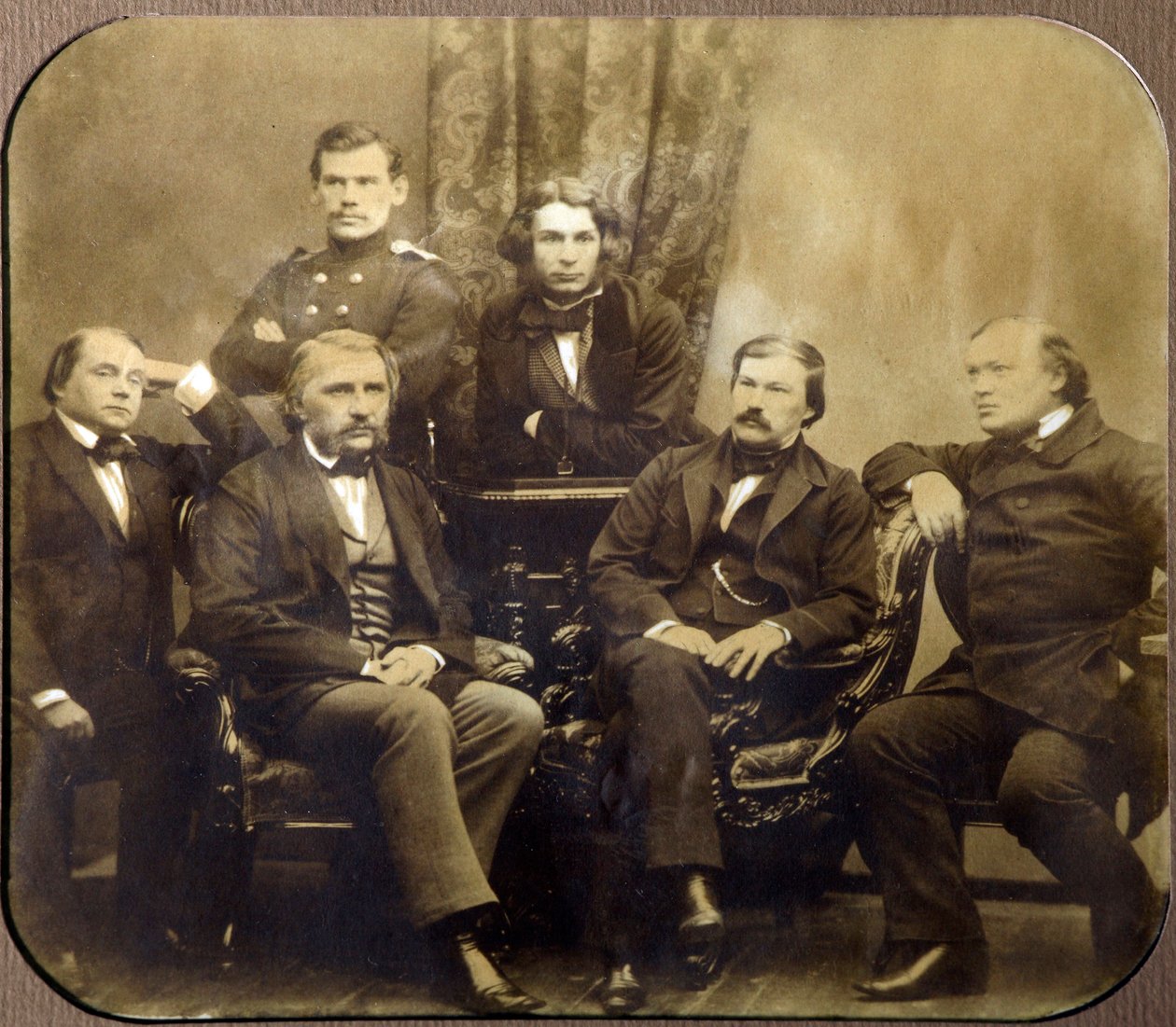 Leon Tolstoi (1828-1910) og Dmitri Grigorovitch (1822-1900) - Assis, Ivan Alexandrovitch Gontcharov (1812-1891), Ivan Sergeyevich Tourgueniev (Turgenev, Tourguenieff eller Tourgueneff) (1818-1883), (Drushin Drushin Vasiliev) 1824-1864) et al af Russian Photographer