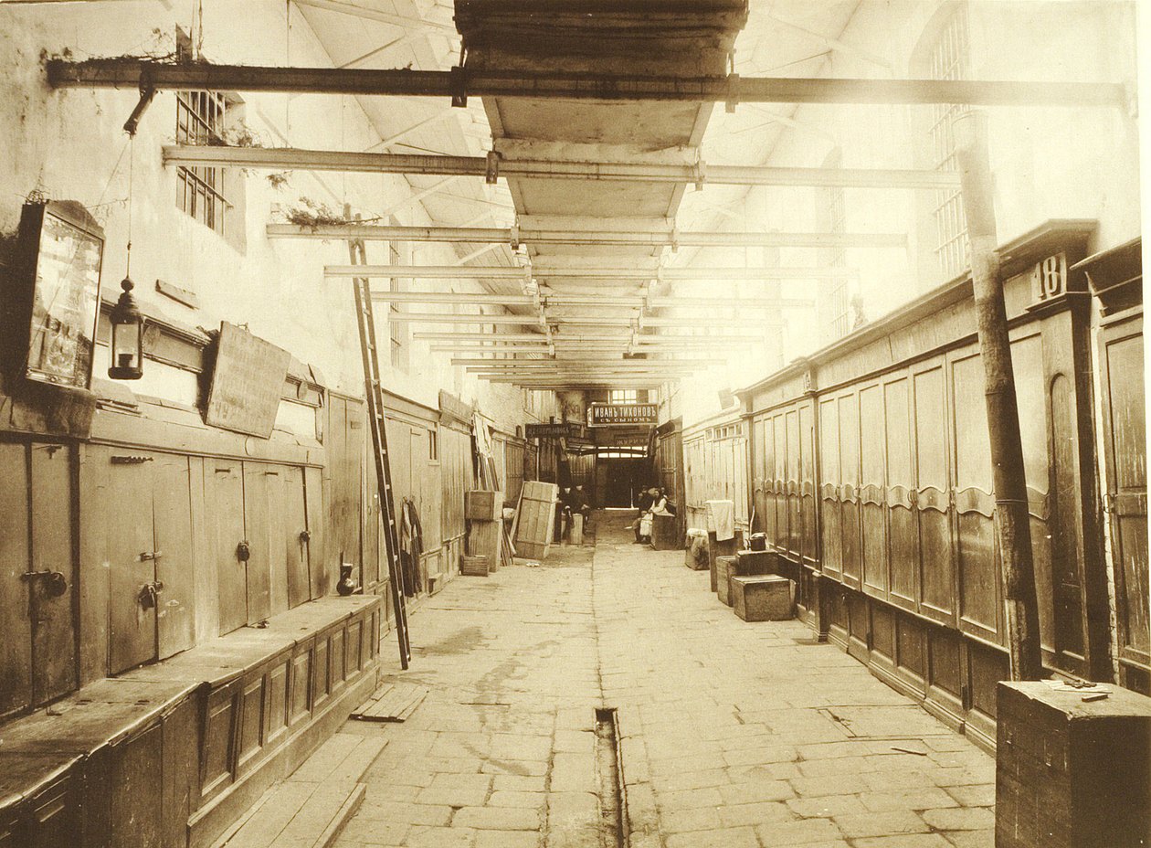 Gå til ikoner i GUM eller Universal Main Store, indkøbscenter på Moskvas Røde Plads. Fotografi fra 1886. Russisk Stats Film- og Fotoarkiv, Krasnogorsk De øvre handelsrækker på Den Røde Plads i Moskva. Handelsikoner. Albumin af Russian Photographer