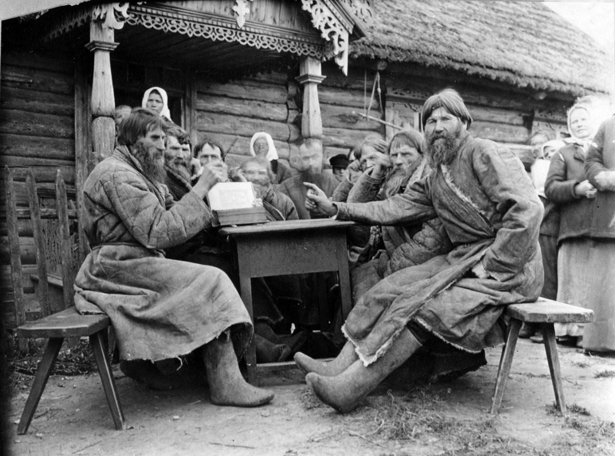 Møde mellem russiske bondeældste i en Mirskoi Skhod (bw foto) af Russian Photographer