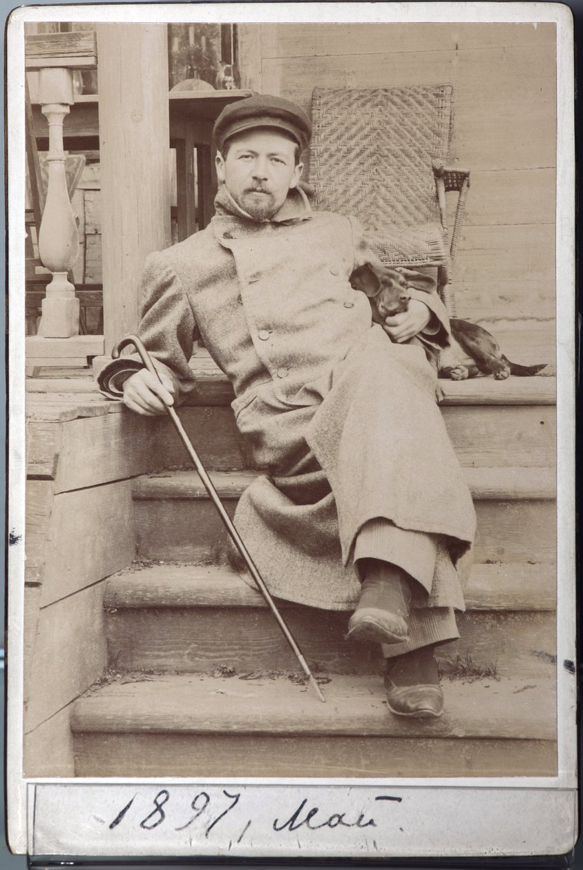 Portræt af Anton Chekhov med sin hund Hina i maj 1897 på Melikhovo, Chekhov Estate (albumin foto) af Russian Photographer