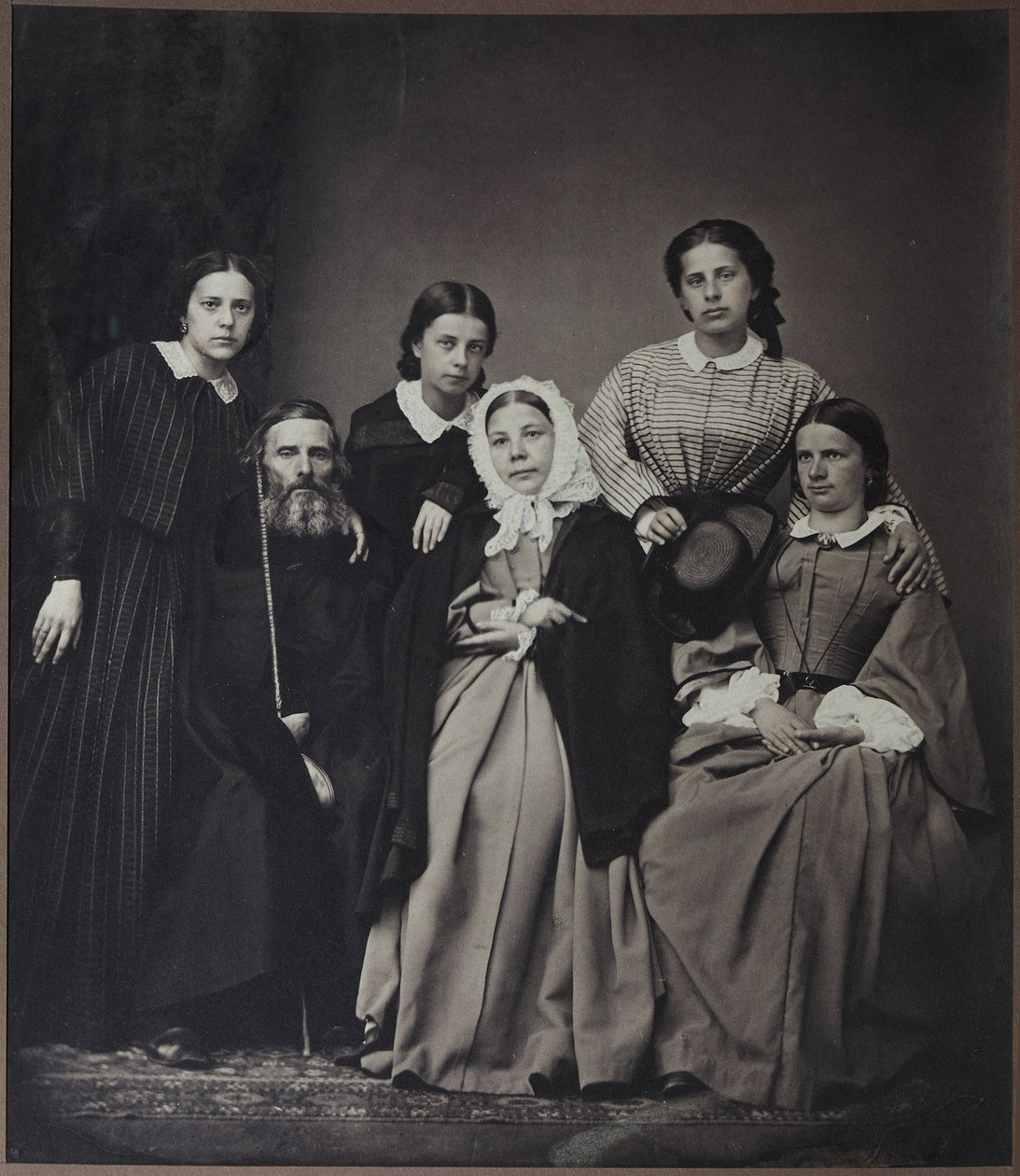 Portræt af forfatteren og leksikografen Vladimir Dahl (Dal) (1801-1872) med familie (hans kone Ekaterina Lvovna Sokolova (1819-1872) og døtre), Anonym. Albumin foto af Russian Photographer