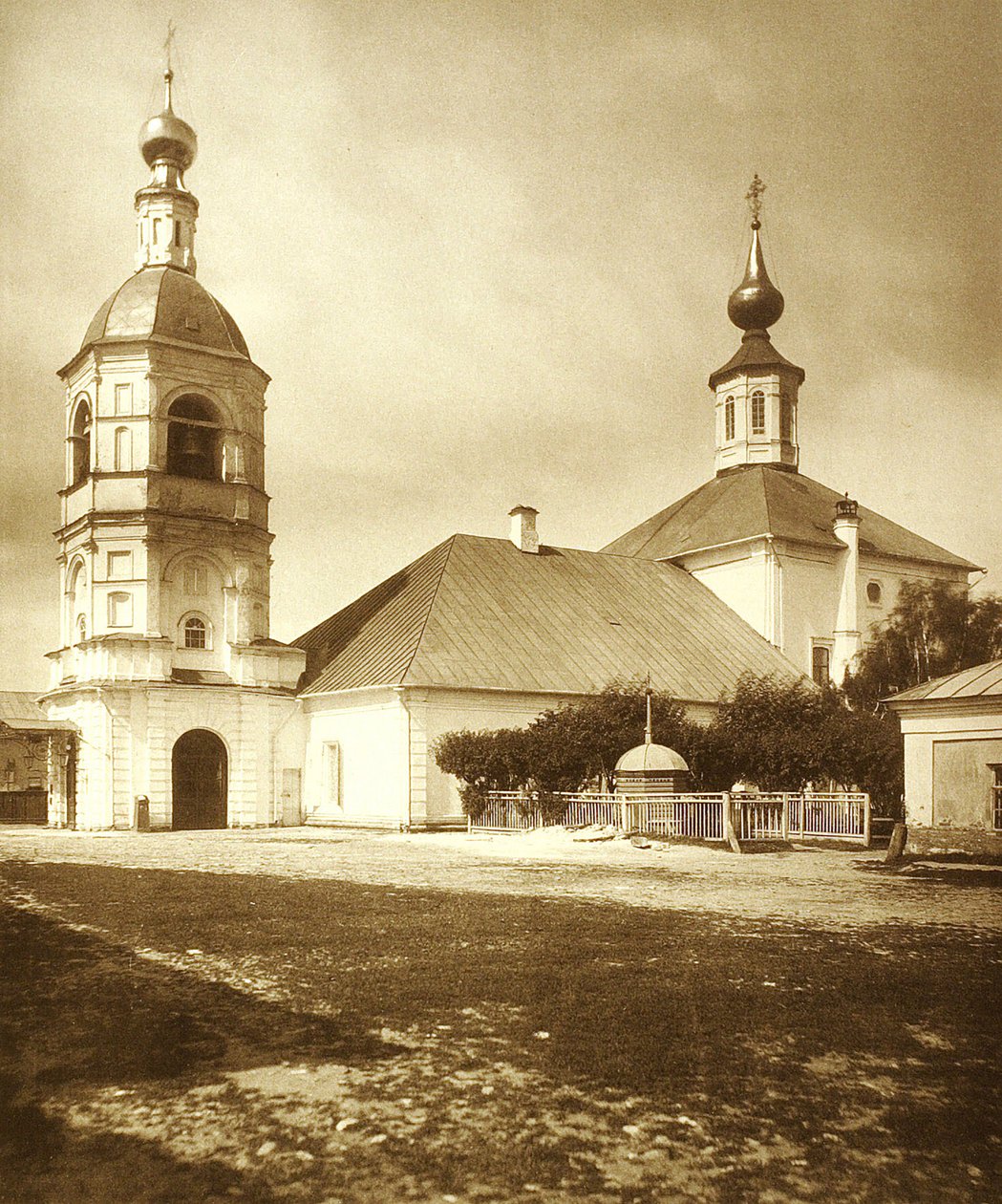 Kirken for den livgivende treenighed (eglise de la Trinite source de vie) på Arbat i Moskva. Albumin foto af Russian Photographer