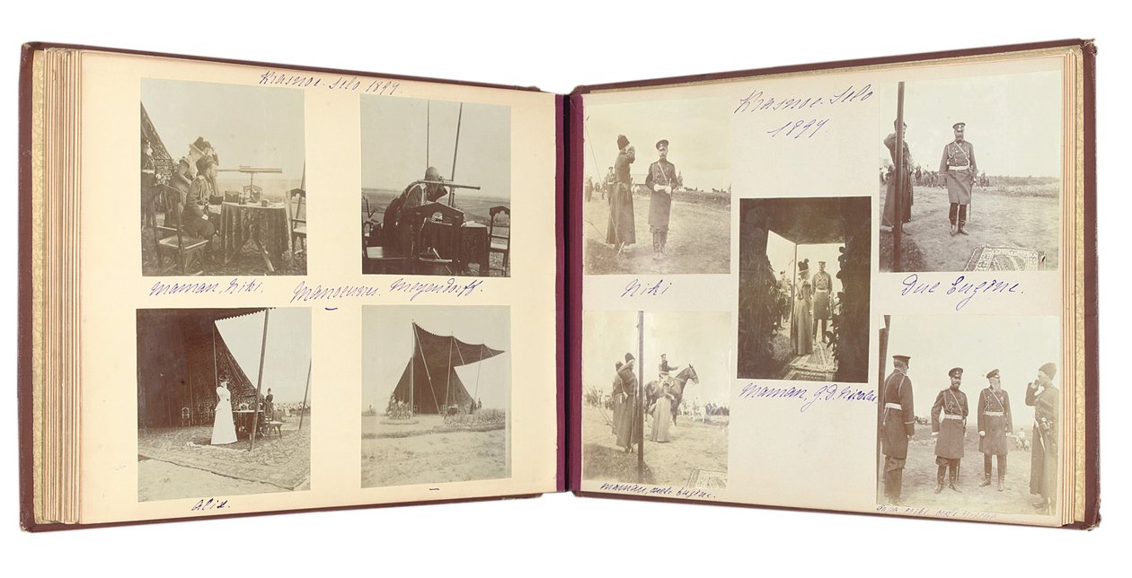 Den russiske kejserfamilie, side fra et fotoalbum, ca. 1897-99 (s/h foto) (se også 487673-80) af Russian Photographer