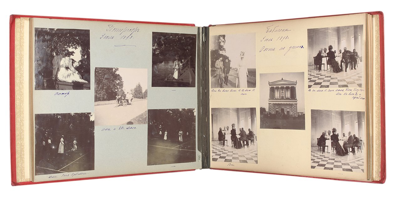 Den russiske kejserfamilie, side fra et fotoalbum, ca. 1897-99 (s/h foto) (se også 487673-80) af Russian Photographer