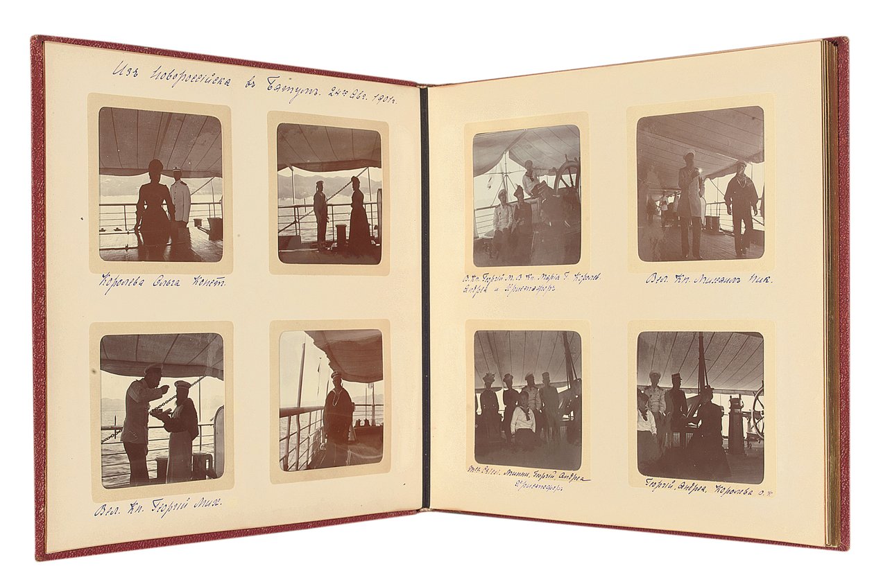 Den russiske kejserfamilie, side fra et fotoalbum, ca. 1897-99 (s/h foto) (se også 487673-80) af Russian Photographer
