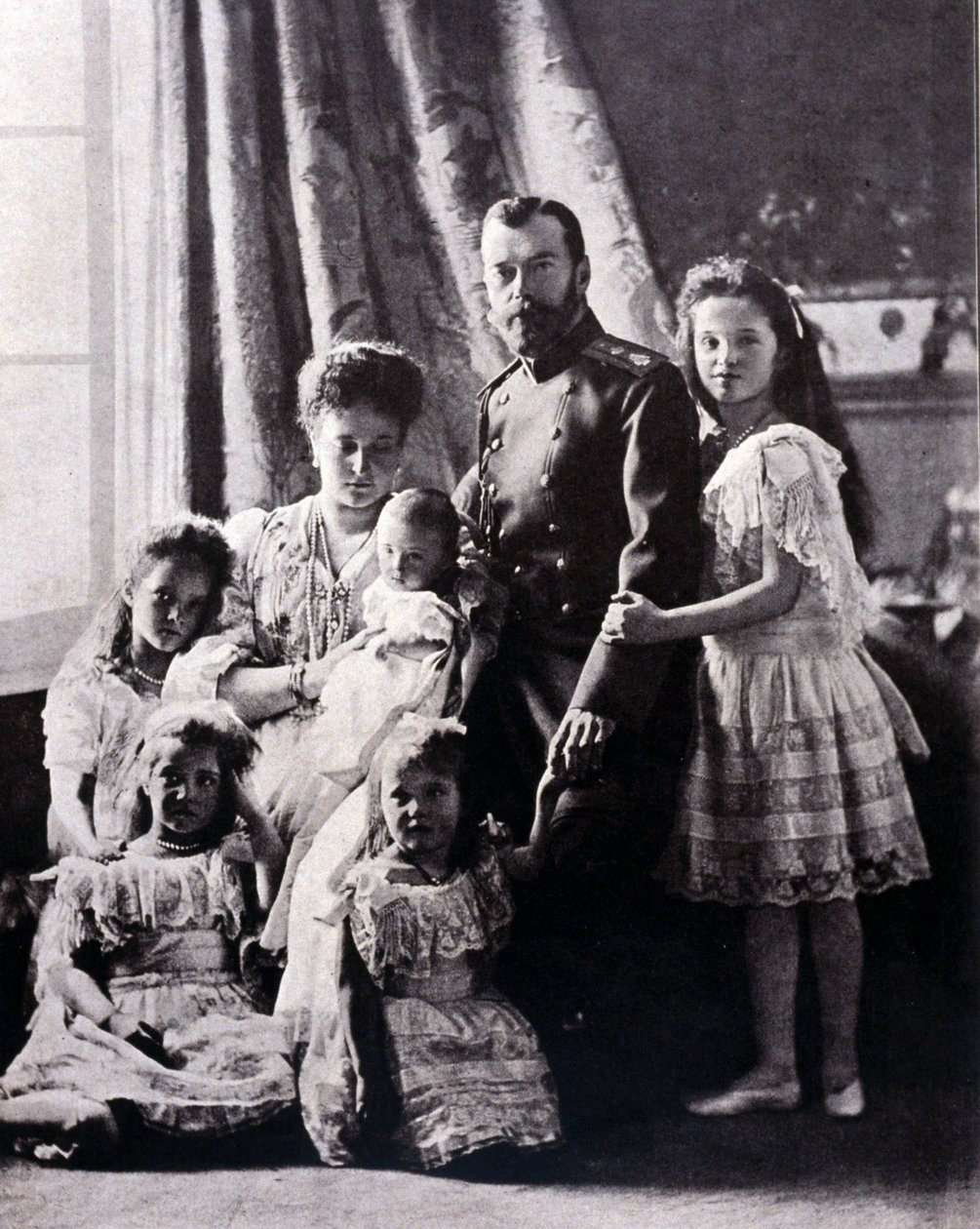Familien til zar Nicholas II (1868 - 1918). Fra venstre mod højre: Storhertuginde Tatiana født 11. juni 1897; Storhertuginde Mary født 27. juni 1899; Storhertuginde Alexis født 12. august 1904; Imponer Alexandra Feodorovna; zar Nikolaj II; Storhertuginde O af Russian Photographer