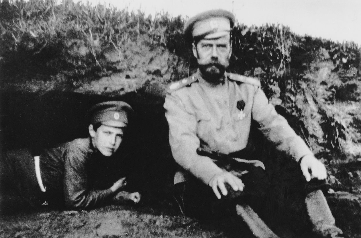 Tsar Nikolaj II med sin søn Alexei i front af Russian Photographer