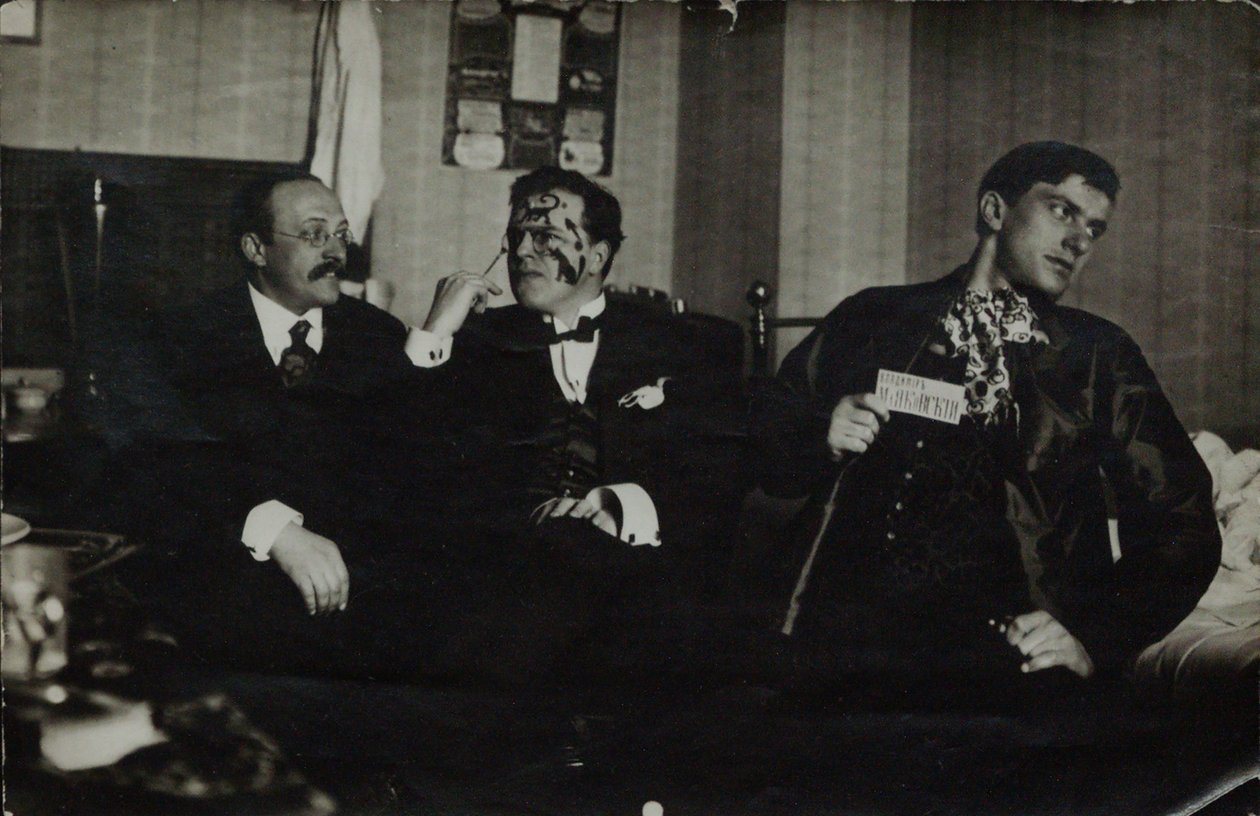 Vladimir Mayakovsky (til højre) med David Burlyuk (i midten) og Andrei Shemshurin, 1914, Moskva af Russian Photographer