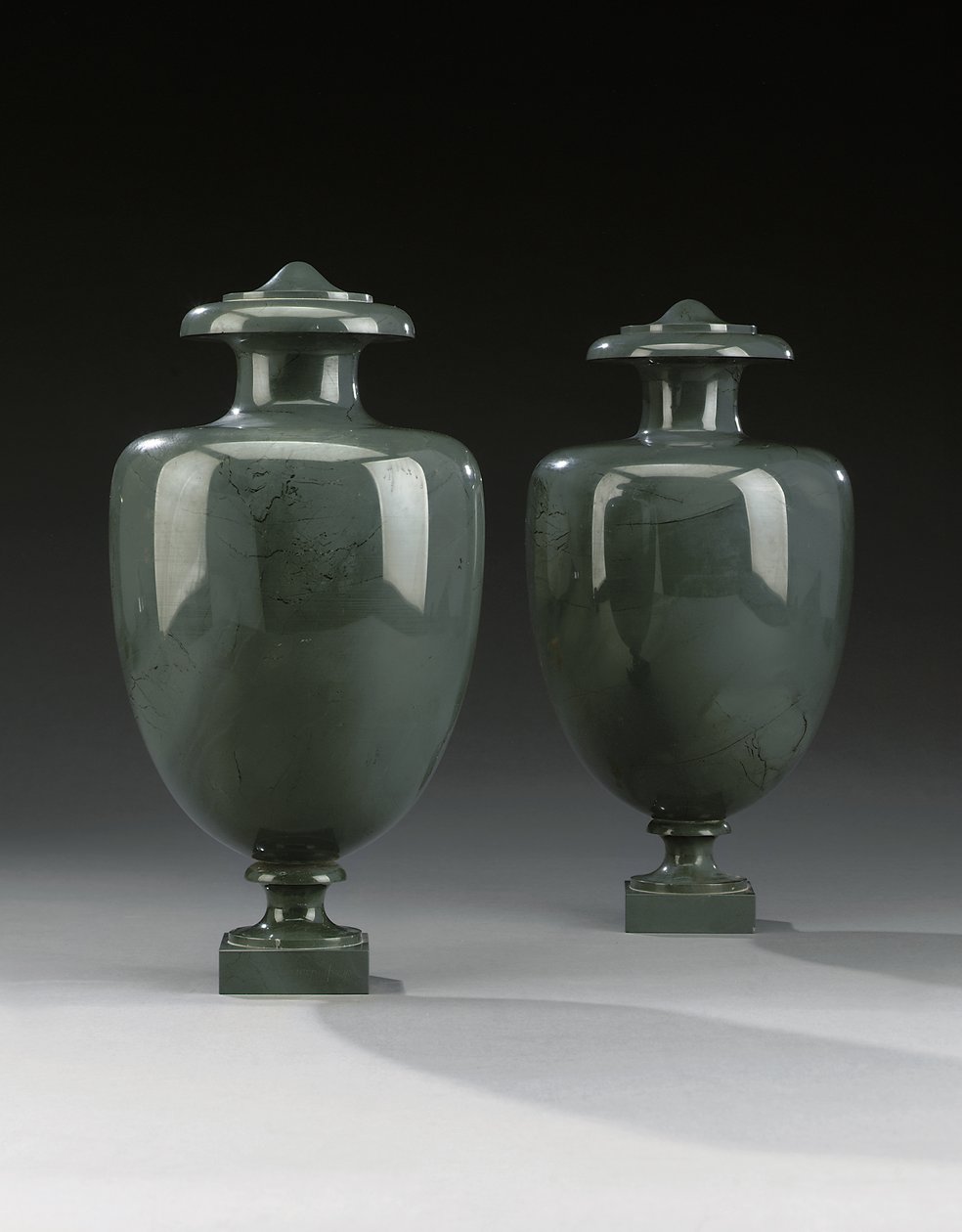 Et par Kalkan vaser, Peterhof, ca. 1800 af Russian School