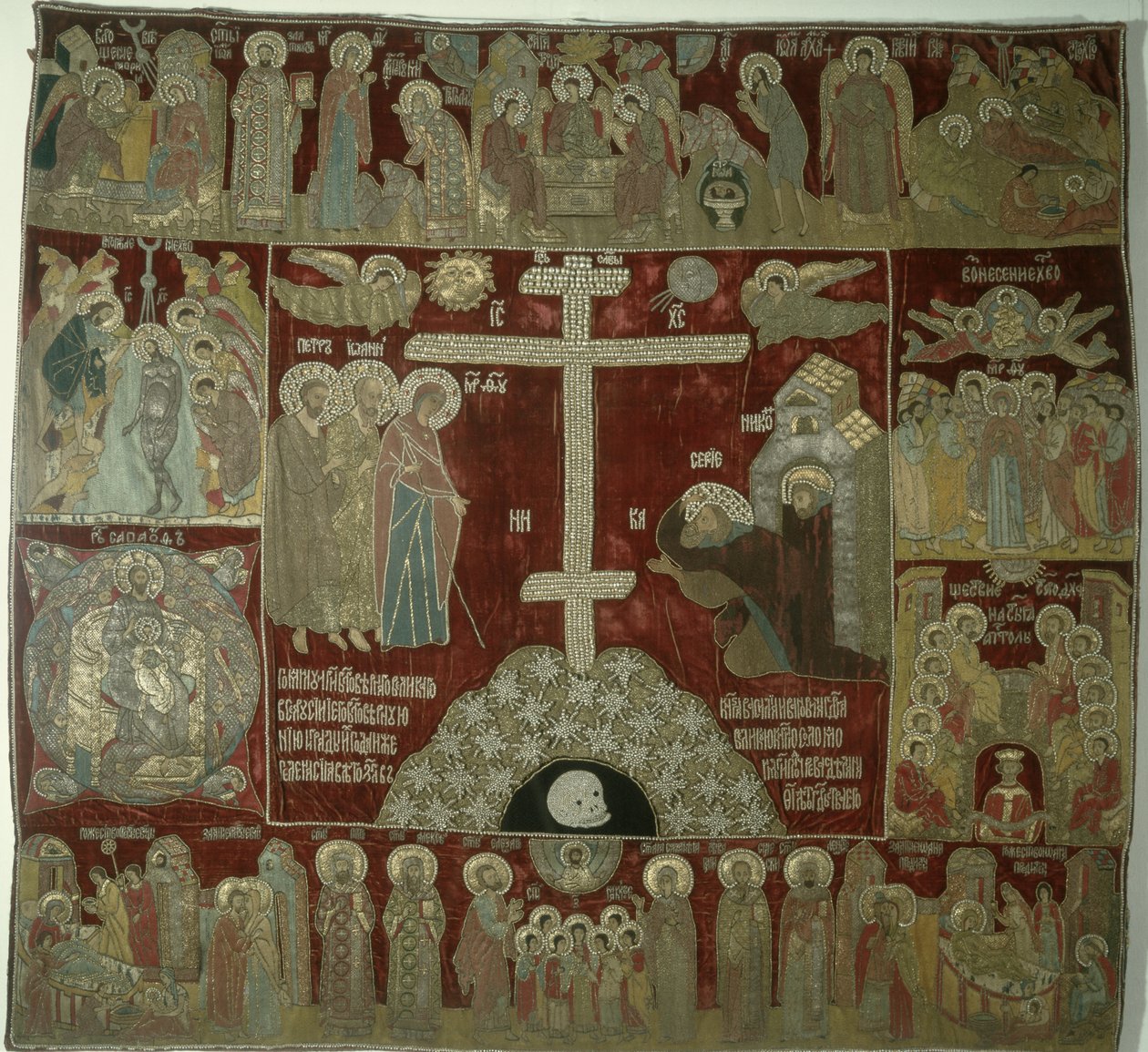 Jomfruens udseende til St. Sergius, 1525 (guld, sølv og silketråd, prydet med perler og rubiner i guldbeslag) af Russian School