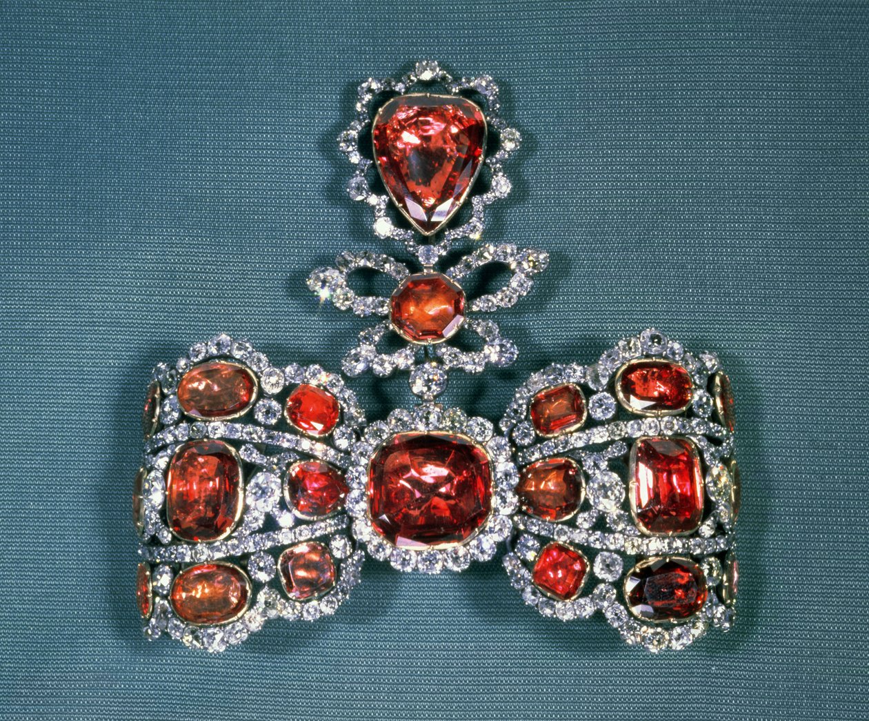 Sløjfebroche prydet med brillantslebne diamanter og spineller, af Pfisterer, 1764 (guld, sølv, diamanter og spineller) af Russian School