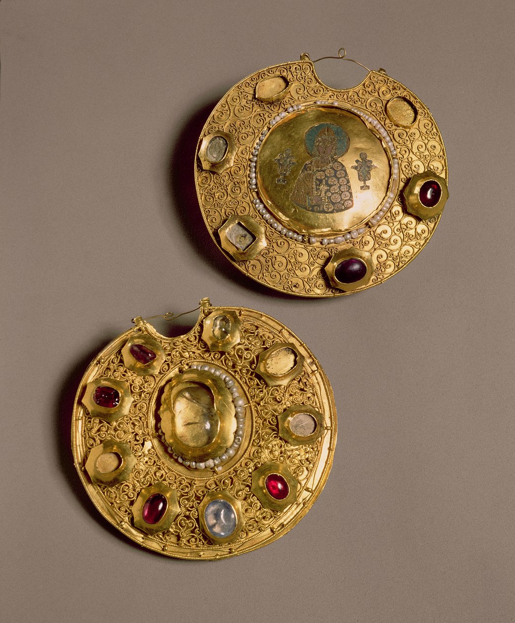 Kolt Medaljon, Ryazan (guld med perler, emalje og ædelsten) af Russian School