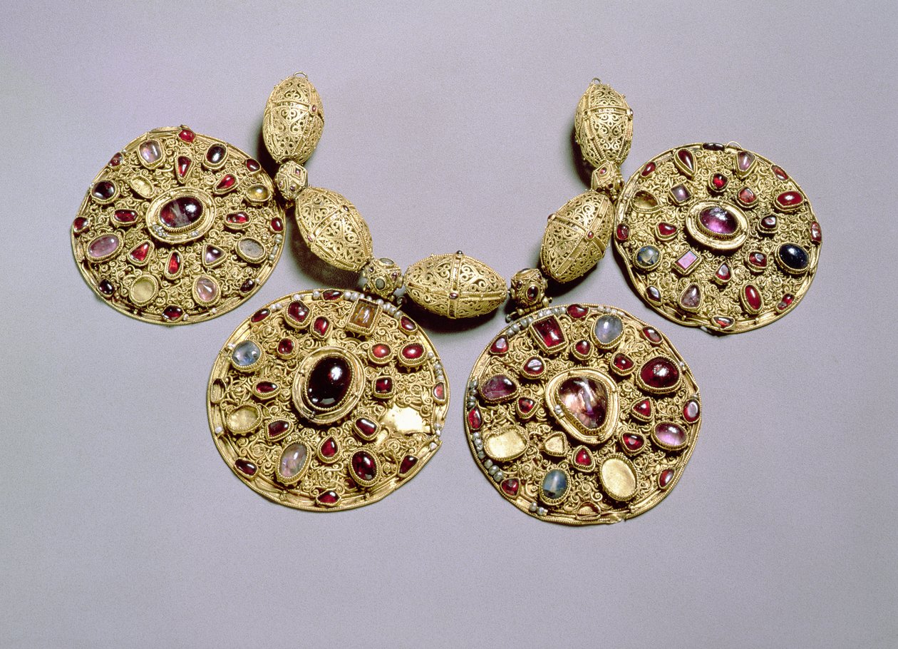 Medaljoner fra Barmy Collar, med filigran- og granuleringsdekoration, Rayazan, 1100-tallet (guldsæt med juveler og perler) af Russian School