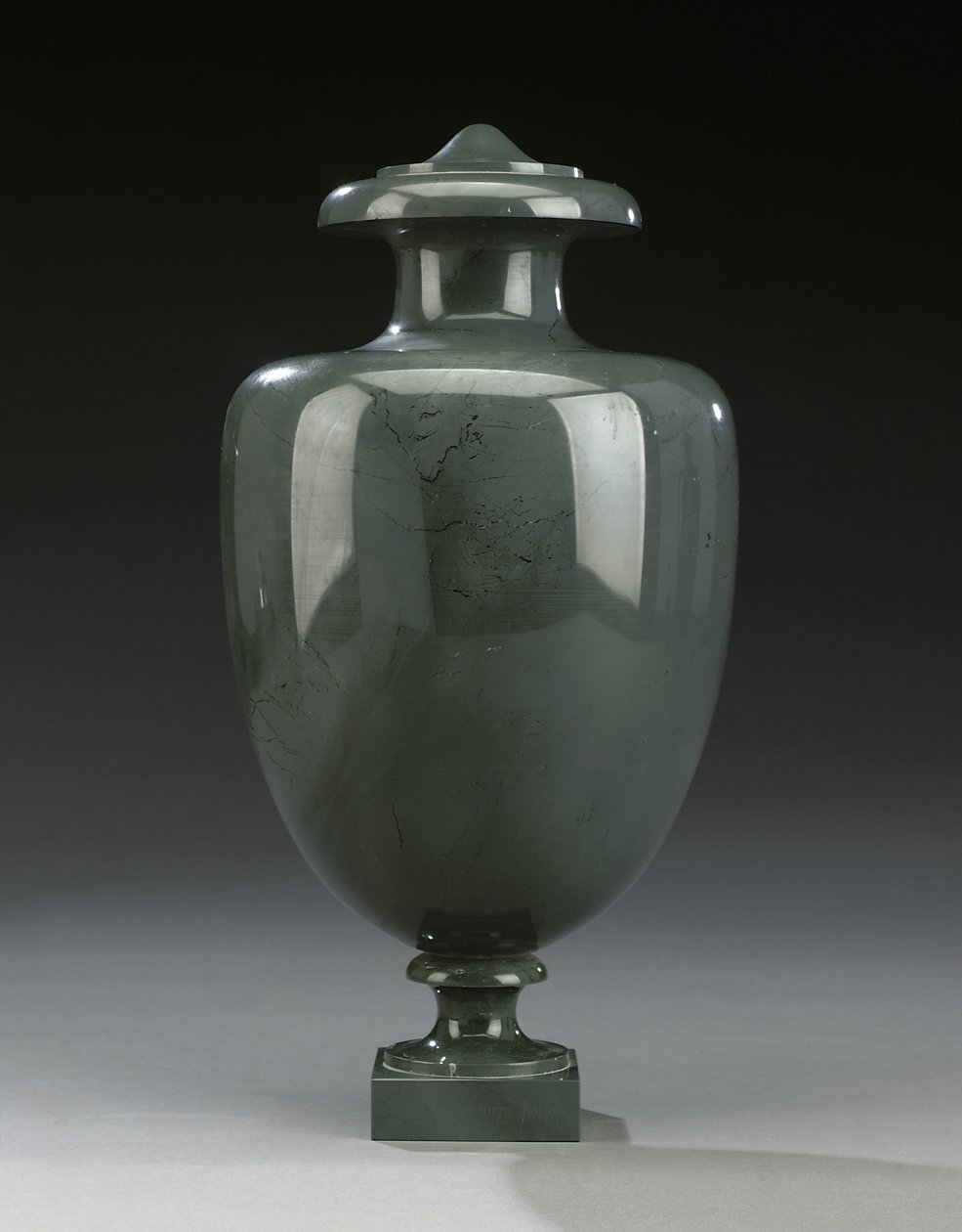 En af et par Kalkan vaser, Peterhof, ca. 1800 af Russian School