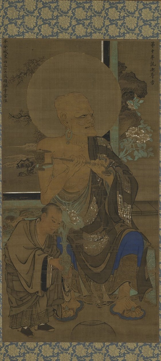 Arhat (Handaka Sonja - Panthaka) siddende; en discipel med lotusblomster til højre, Nanbokucho-perioden, midten af det 14. århundrede (blæk og farve på silke) af Ryozen