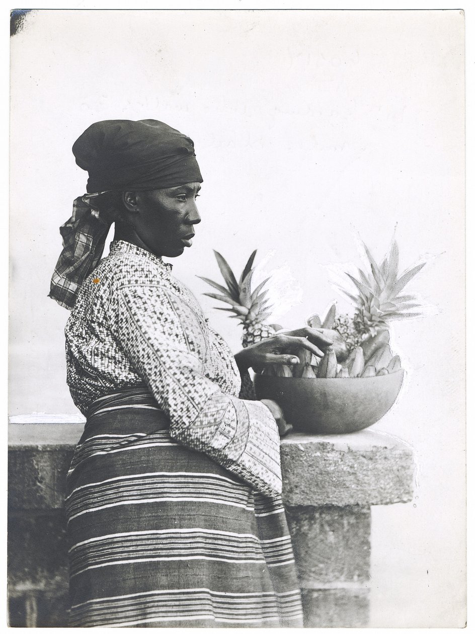 Fru Harding, der går 30 miles dagligt, ca. 1920 (gelatine sølvtryk) af S. W. and Co. Partridge