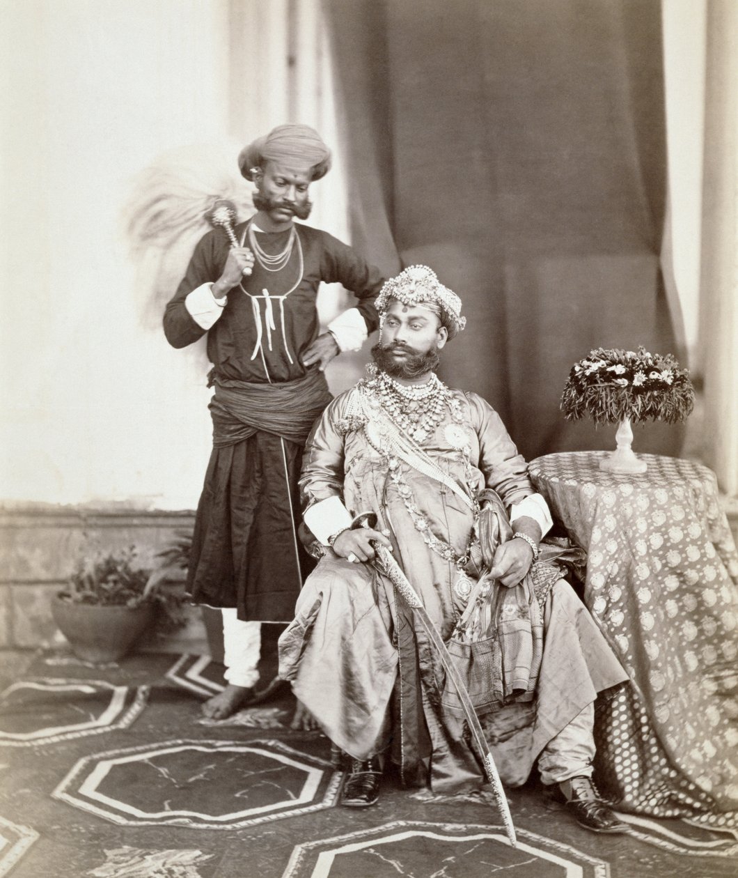 Hans Højhed Maharaja Tukoji Rao (1844-86) II af Indore og ledsager, 1877 (albumin print) af S. and Shepherd, C. Bourne