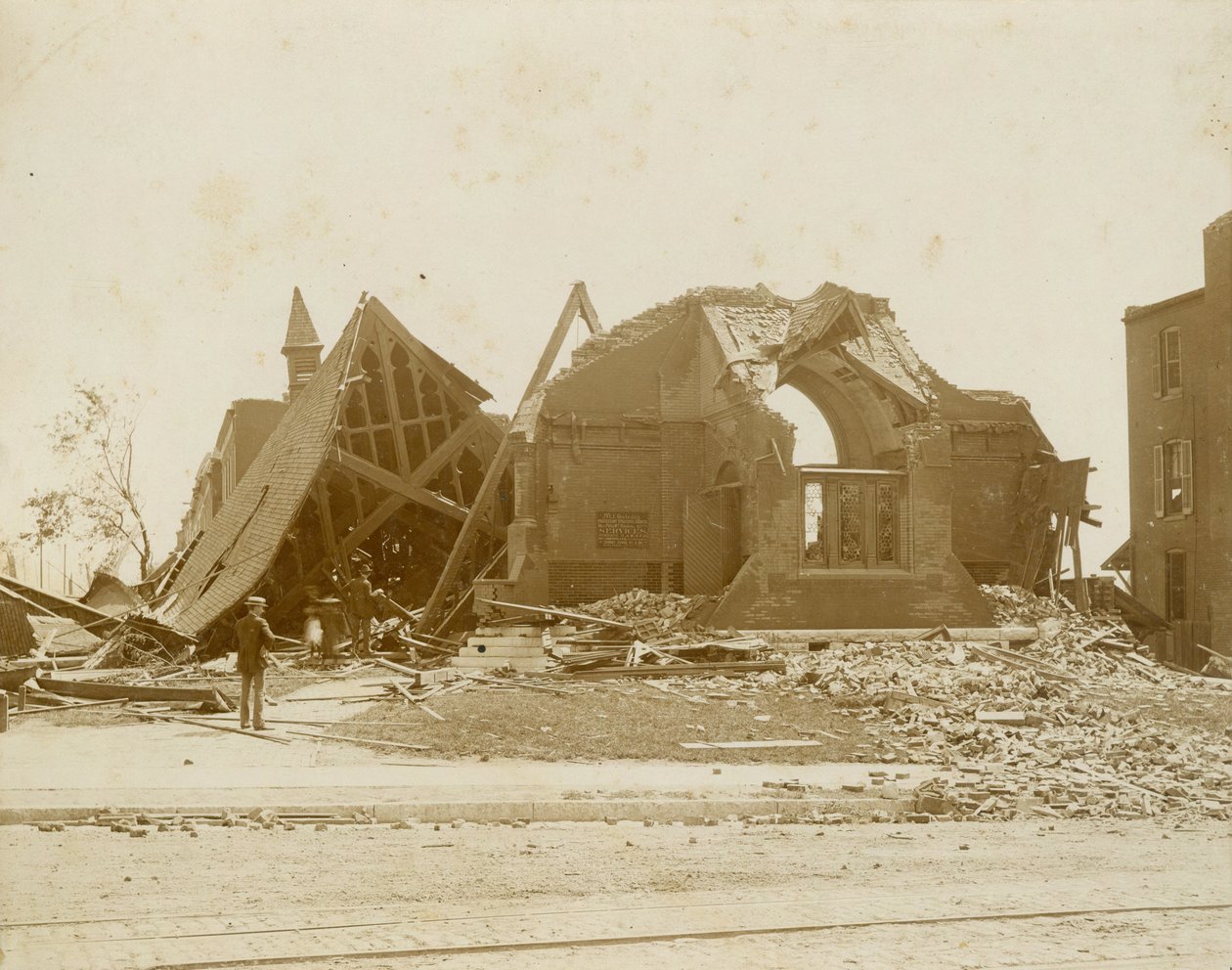 Skader ved Mount Golgata -kirken fra tornadoen i 1896 i St. Louis af Samborsky