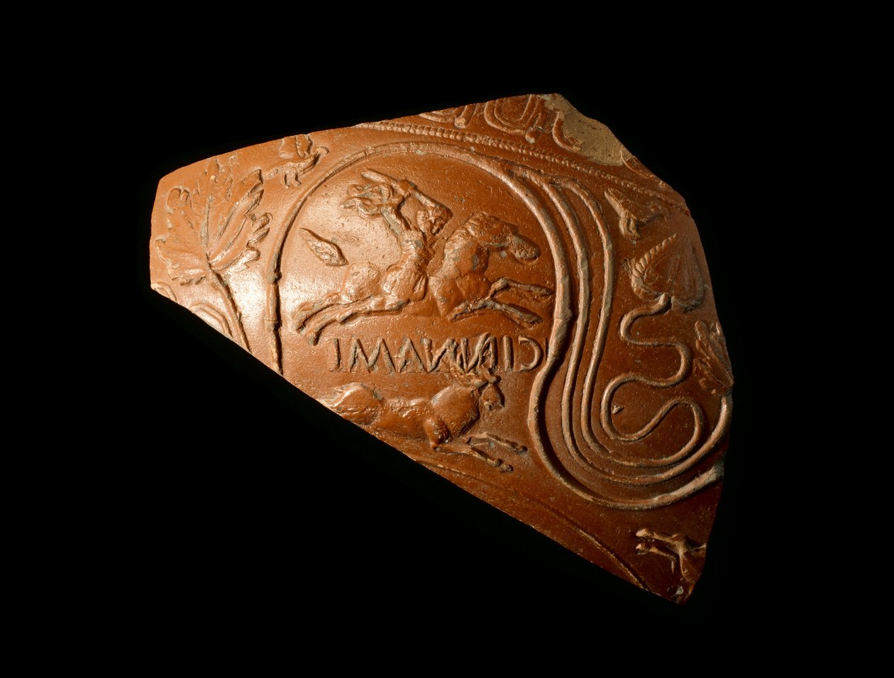 Fragment af en skål dekoreret med en mand, der jager en kronhjort, stemplet af fabrikanten Cinnamus, fra det romerske sted i Newstead, AD 140-80 (keramik) af Samian Samian