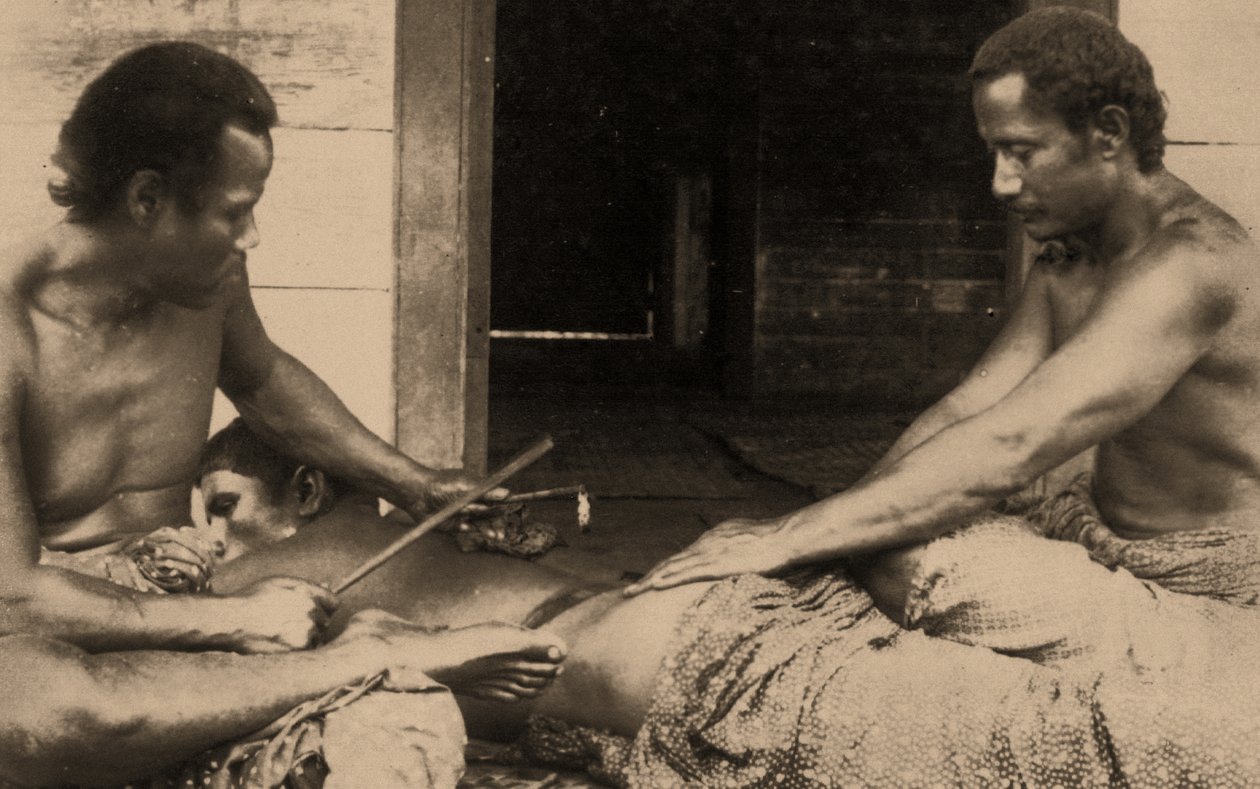 En samoansk mand bliver tatoveret, ca. 1895 sepia Foto af Samoan