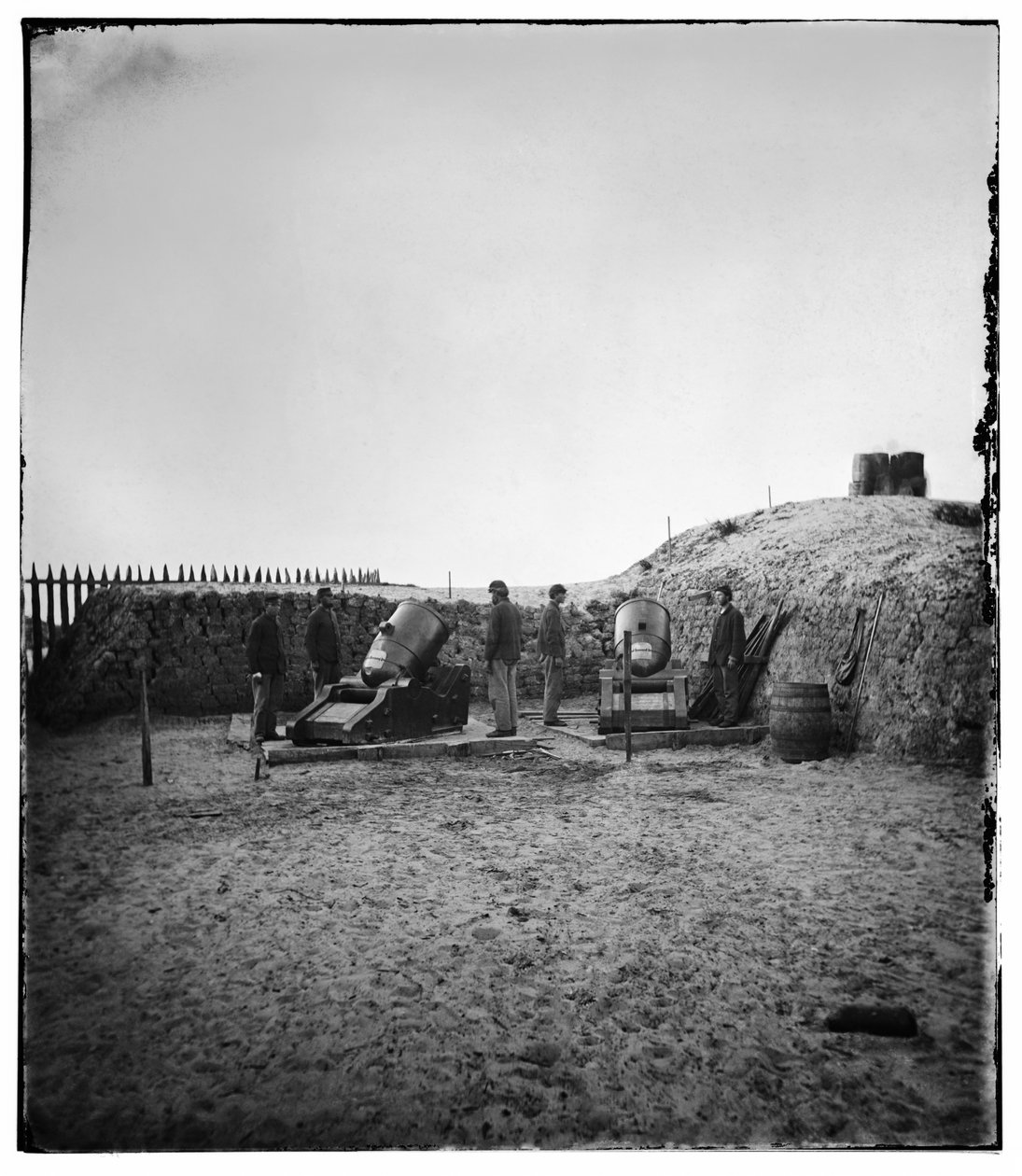 Føderalt 10-tommer mørtelbatteri på Morris Island, SC, 1865 af Samuel A. Cooley