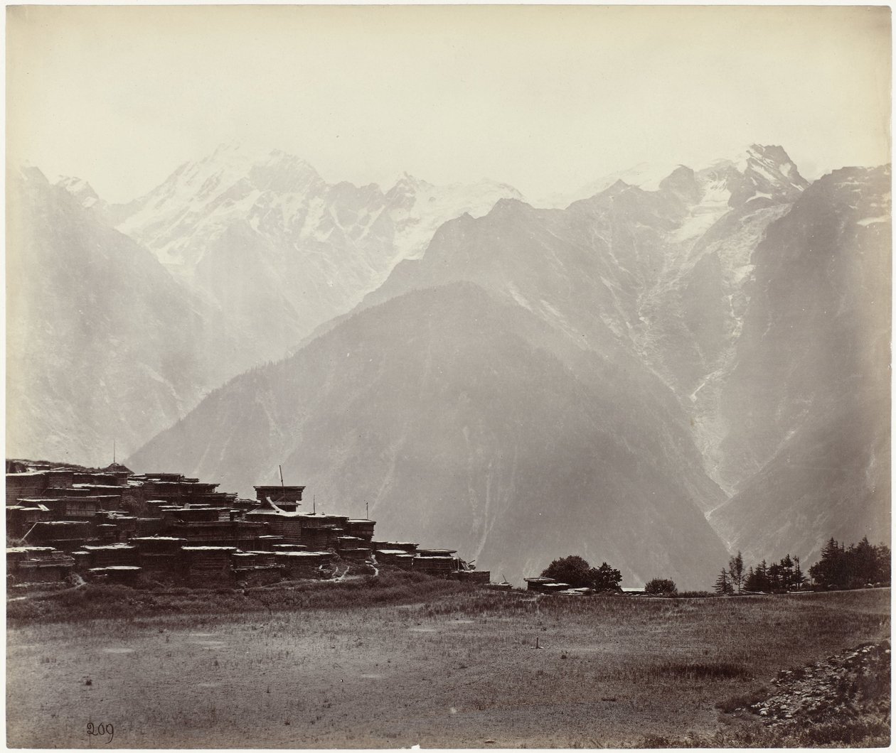 Udsigt over Chini med Himalaya i baggrunden Panoramaudsigt på Chini (original titel) af Samuel Bourne (attributed to)