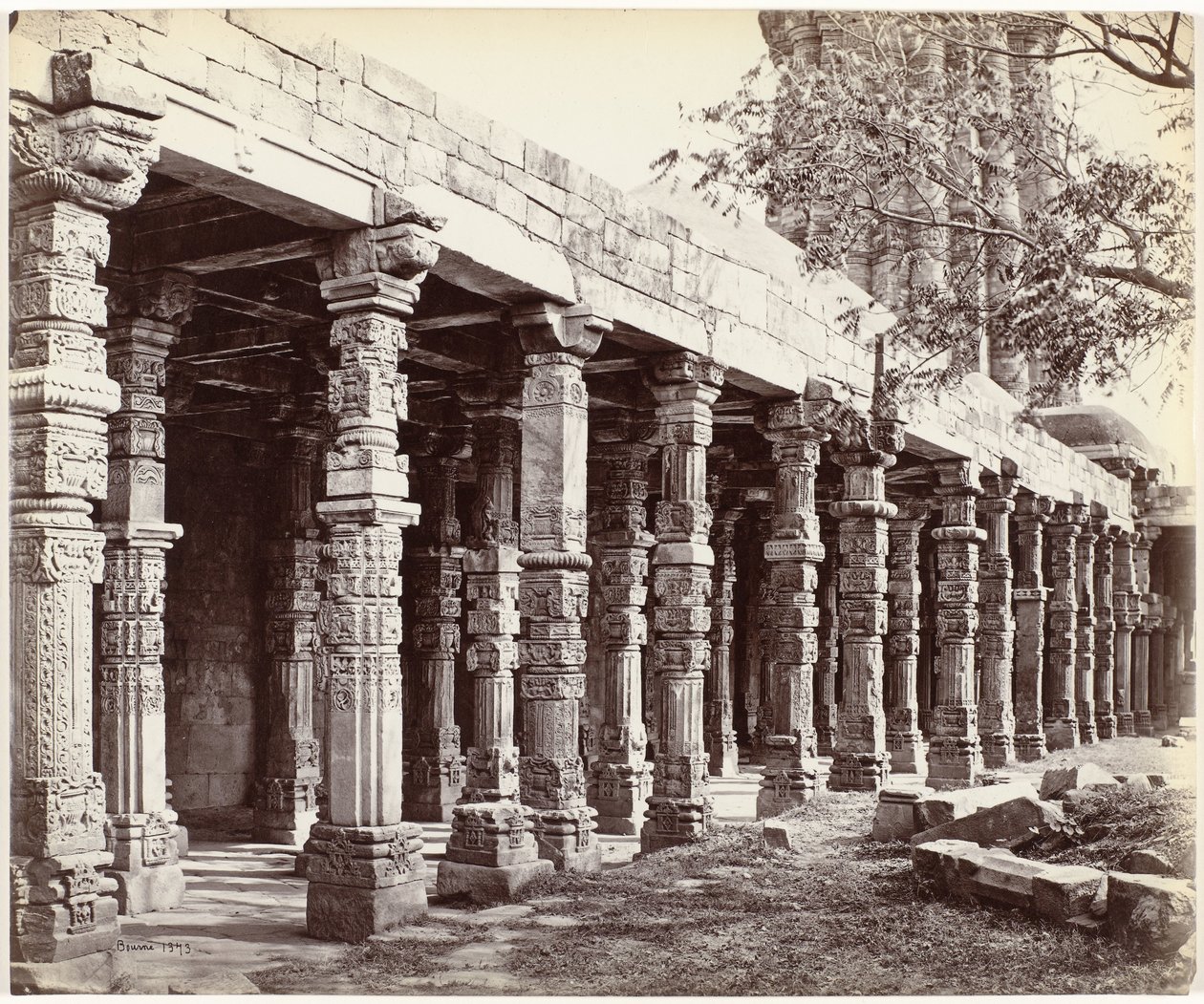 Colonnade mødte ornamenten aan de basis af Qutb Minar i Delhi Colonnade of Hindoo Pillars, ved Kútub, East Side (original titel på objektet) af Samuel Bourne (signed by artist)