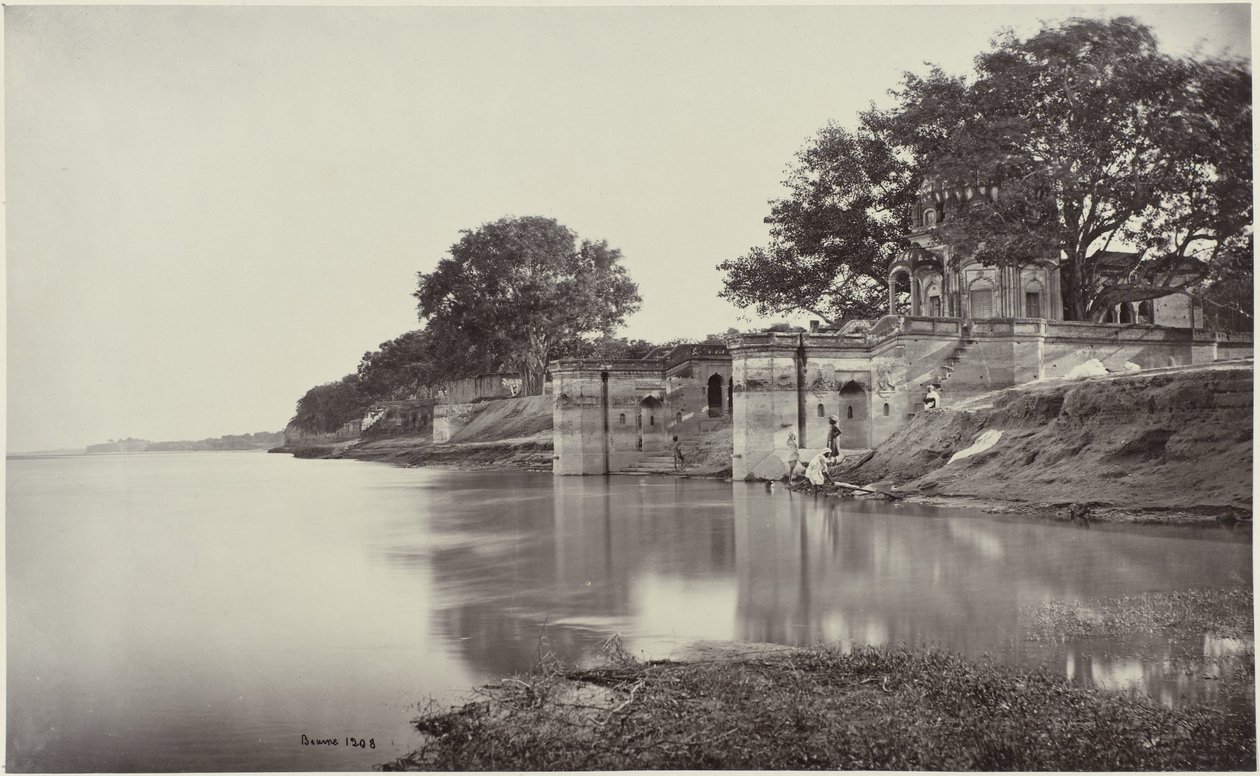 Satti Chaura Ghat i Kanpur Sutte Chowra Ghât, scenen for massakren (original titel) Suttee Chowra Ghât, Cawnpore. Massakrens scene (titel på objekt) af Samuel Bourne (signed by artist)