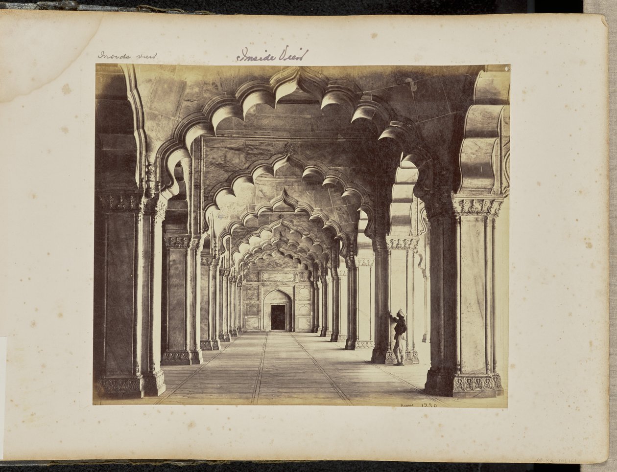 Agra; Interiør af Motee Musjid, der viser midtergangen af Samuel Bourne
