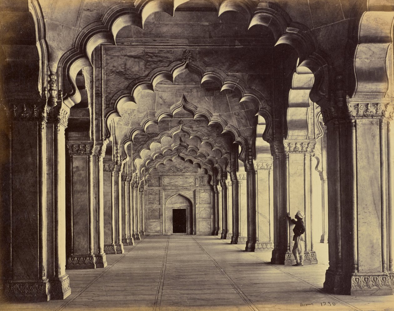 Agra - Interiør i Moti Masjid med midterskibet af Samuel Bourne