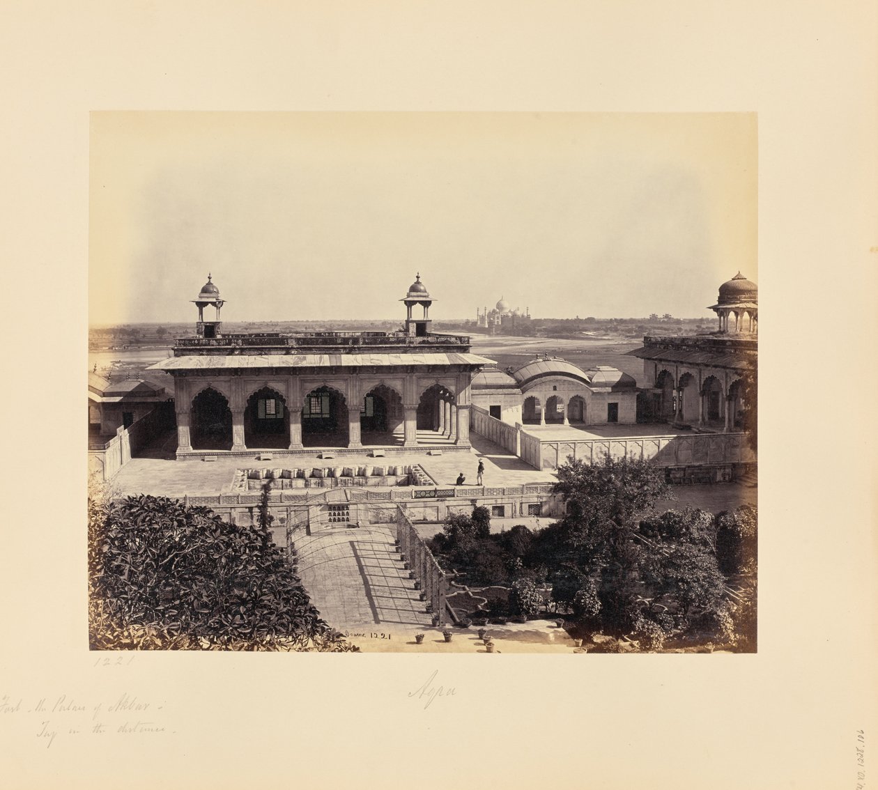Agra; fortet, Akbars palads med Taj i det fjerne af Samuel Bourne