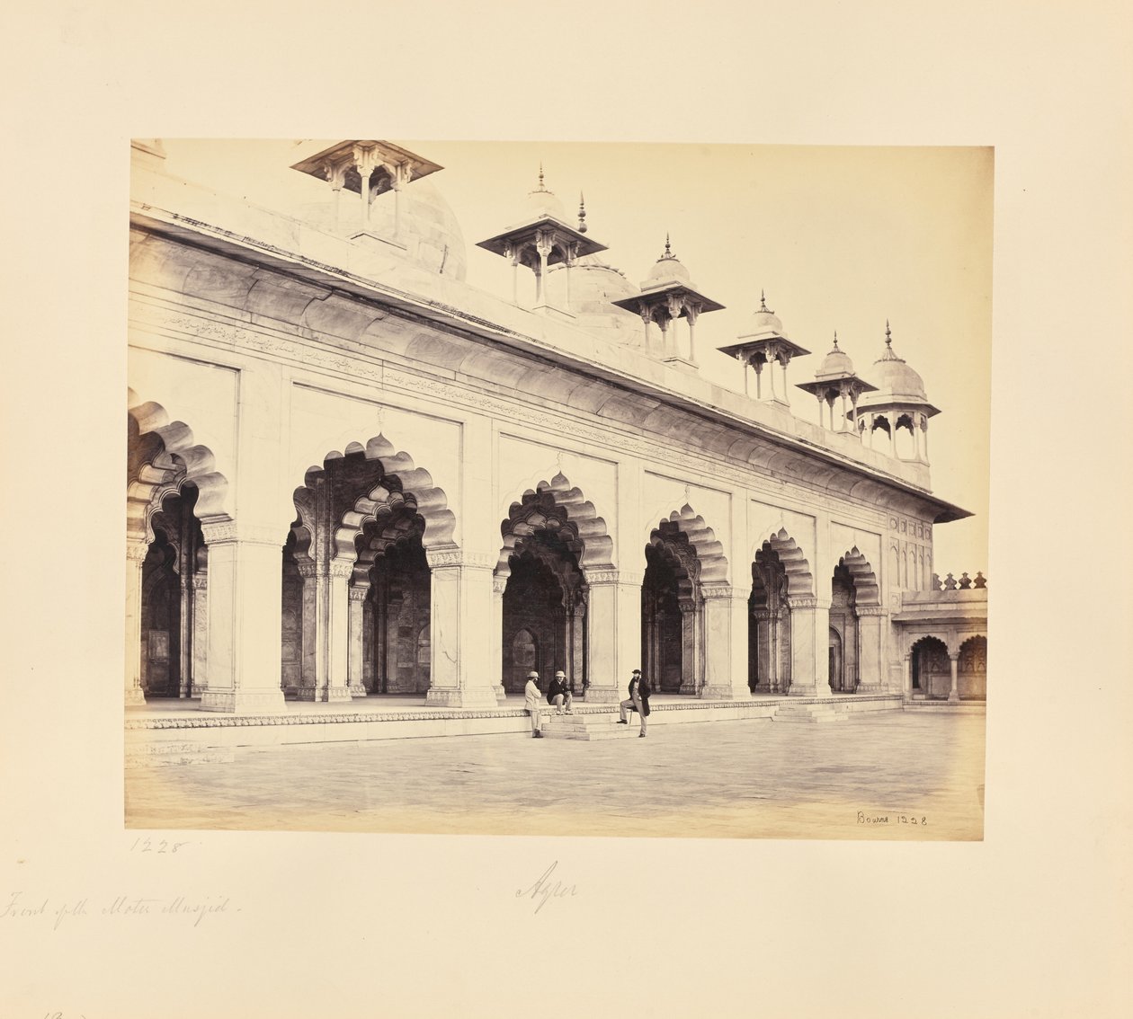 Agra; forsiden af Moti Masjid af Samuel Bourne