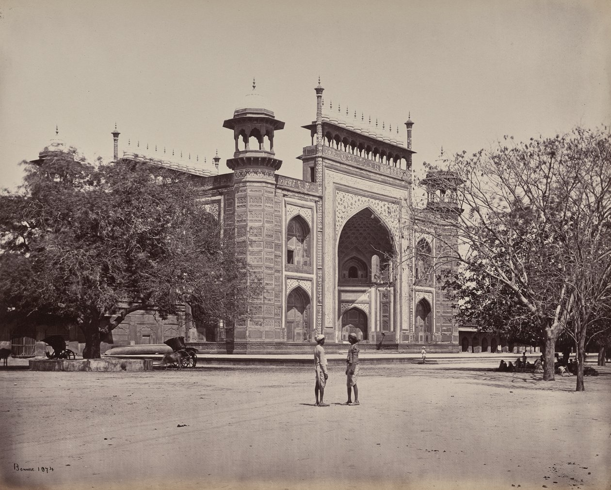 Agra. Porten til haverne omkring Taj Mahal af Samuel Bourne
