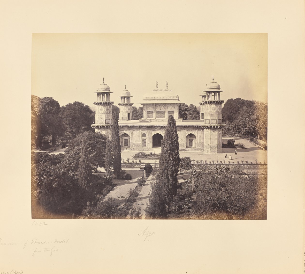 Agra; Prins Etmad-Dowlahs mausoleum, fra porten af Samuel Bourne
