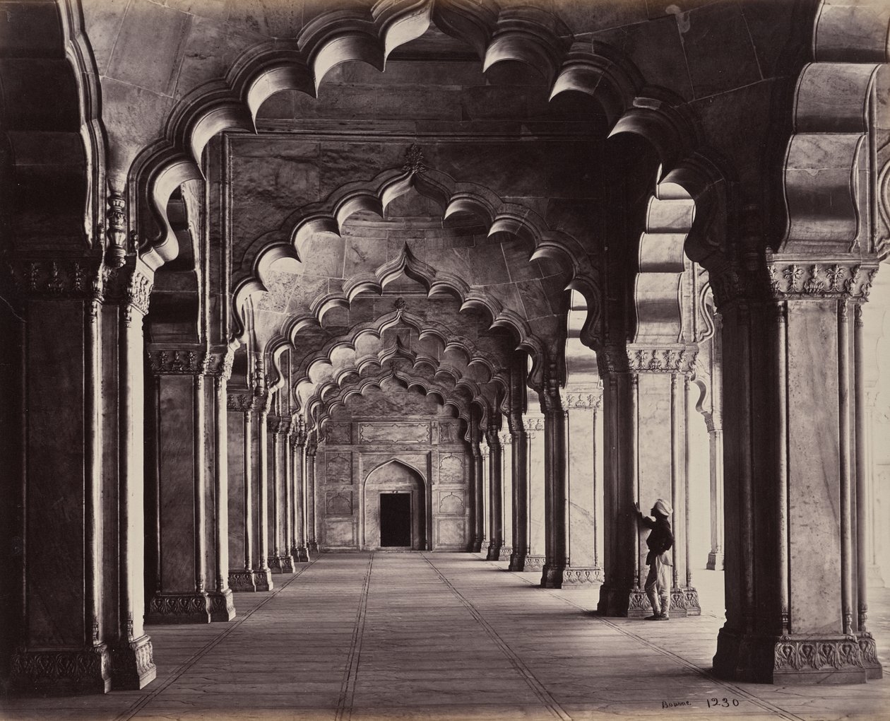 Agra. Moti Masjid, Perlemoskéen. Udsigt over hele sideskibet af Samuel Bourne