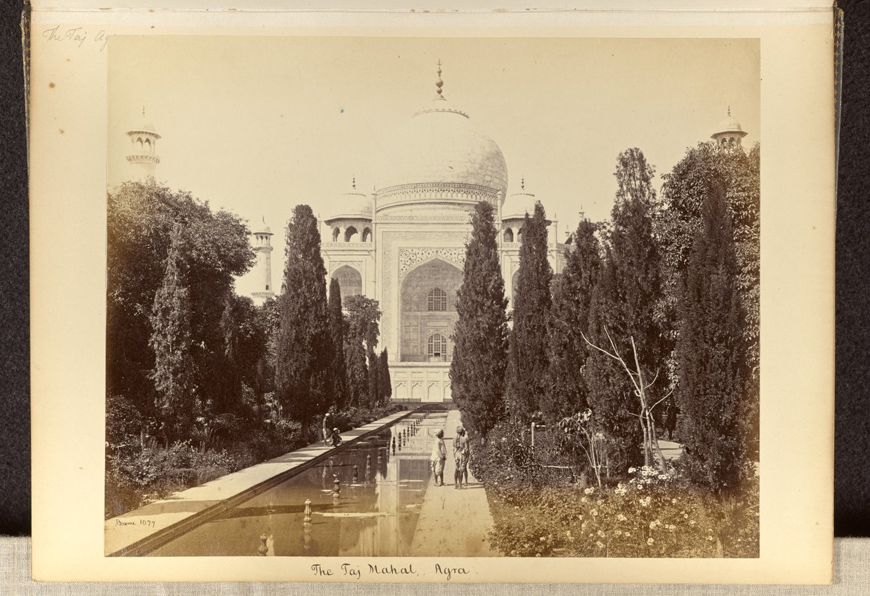 Agra; Taj Mahal set fra springvandet af Samuel Bourne