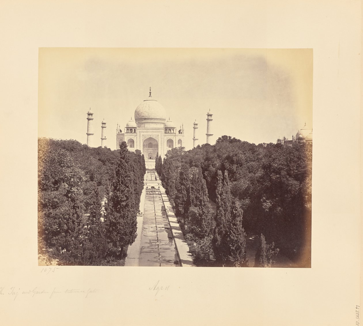 Agra; Taj og haven set fra indgangsporten af Samuel Bourne