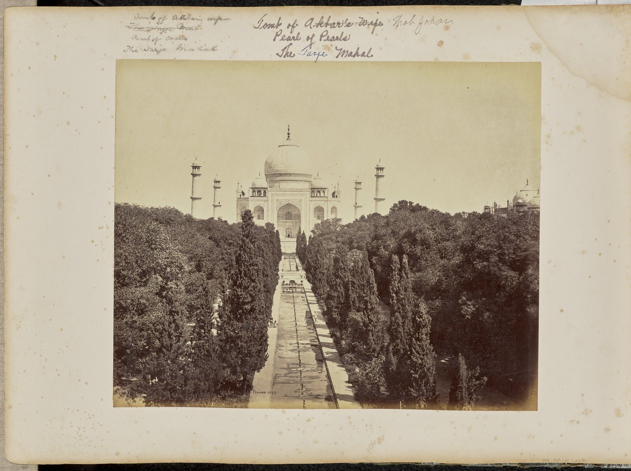 Agra; Taj og haven, set fra indgangsporten af Samuel Bourne