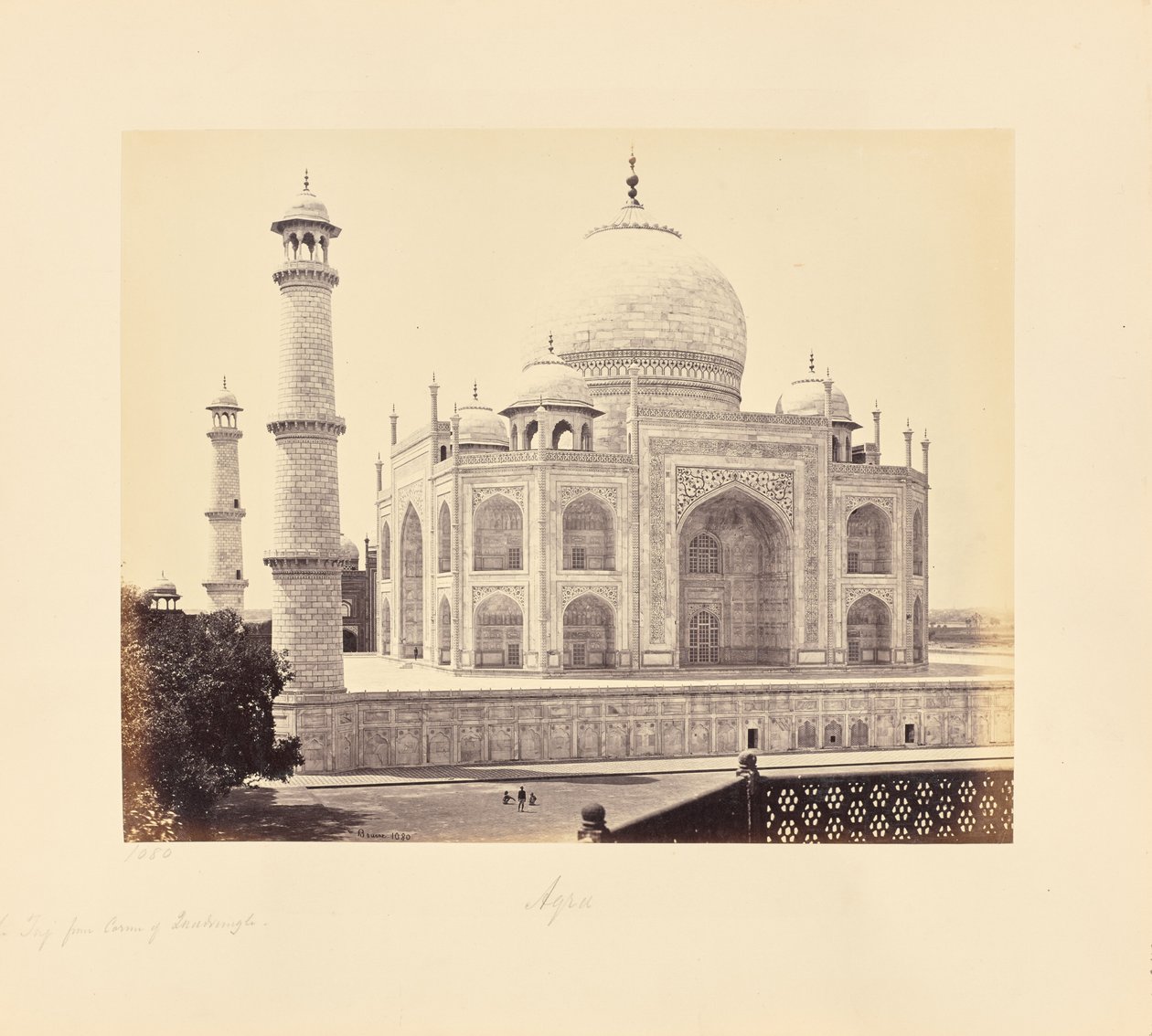 Agra; Taj, fra hjørnet af firkanten af Samuel Bourne
